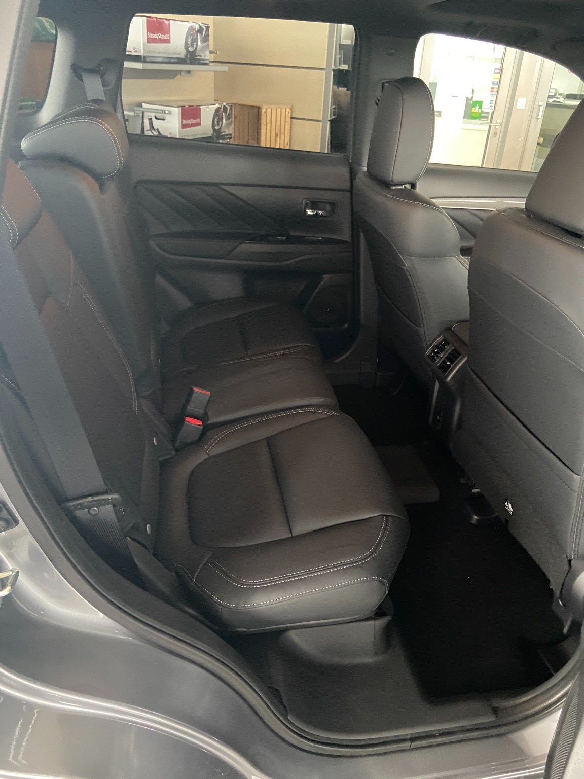 MITSUBISHI Outlander 2.4 PHEV Diamond 4WD Automatic-image-4
