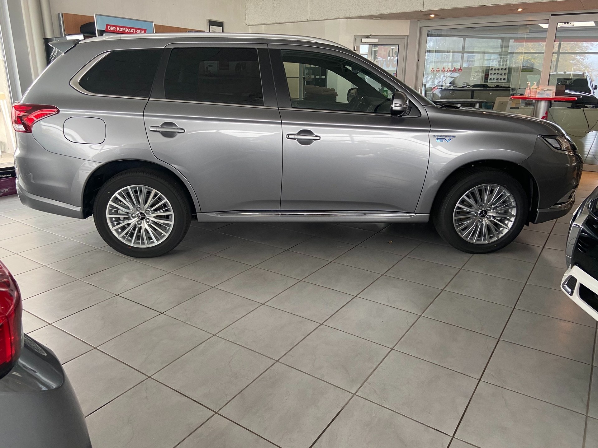 MITSUBISHI Outlander 2.4 PHEV Diamond 4WD Automatic-image-7