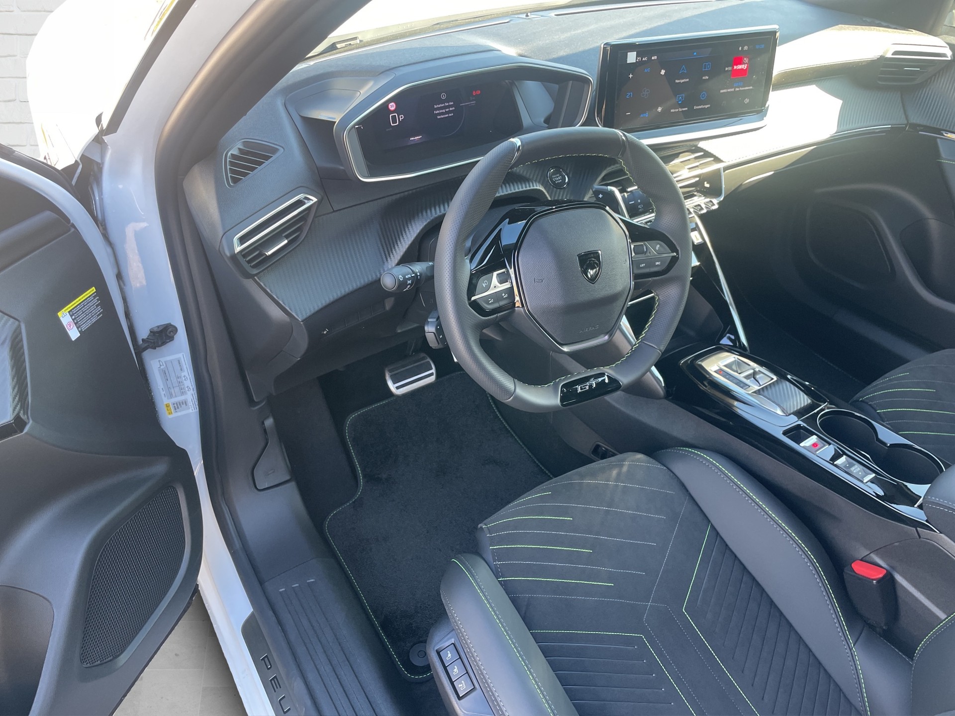 PEUGEOT 2008 1.2 Hybrid GT-image-5