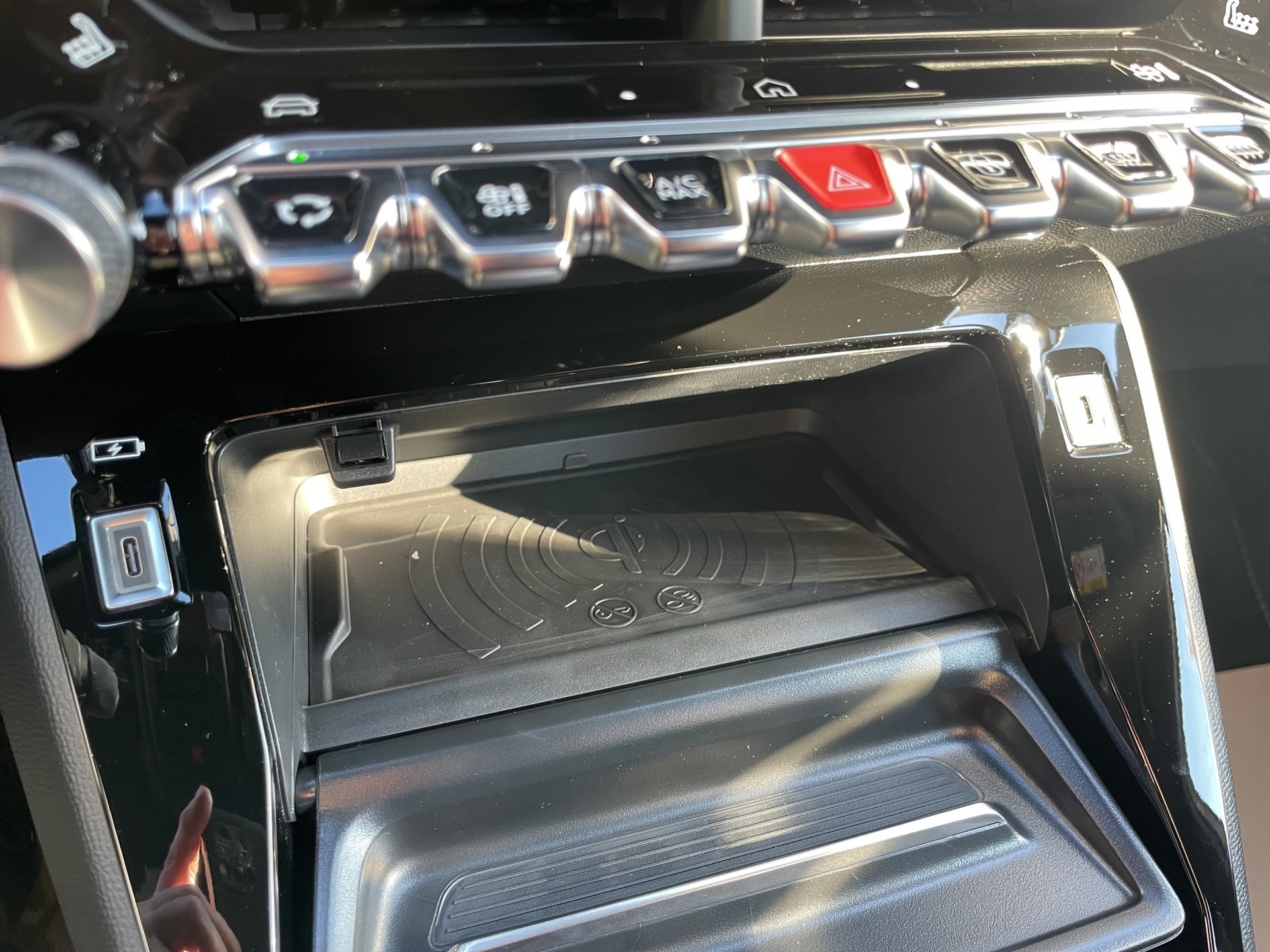 PEUGEOT 2008 1.2 Hybrid GT-image-10
