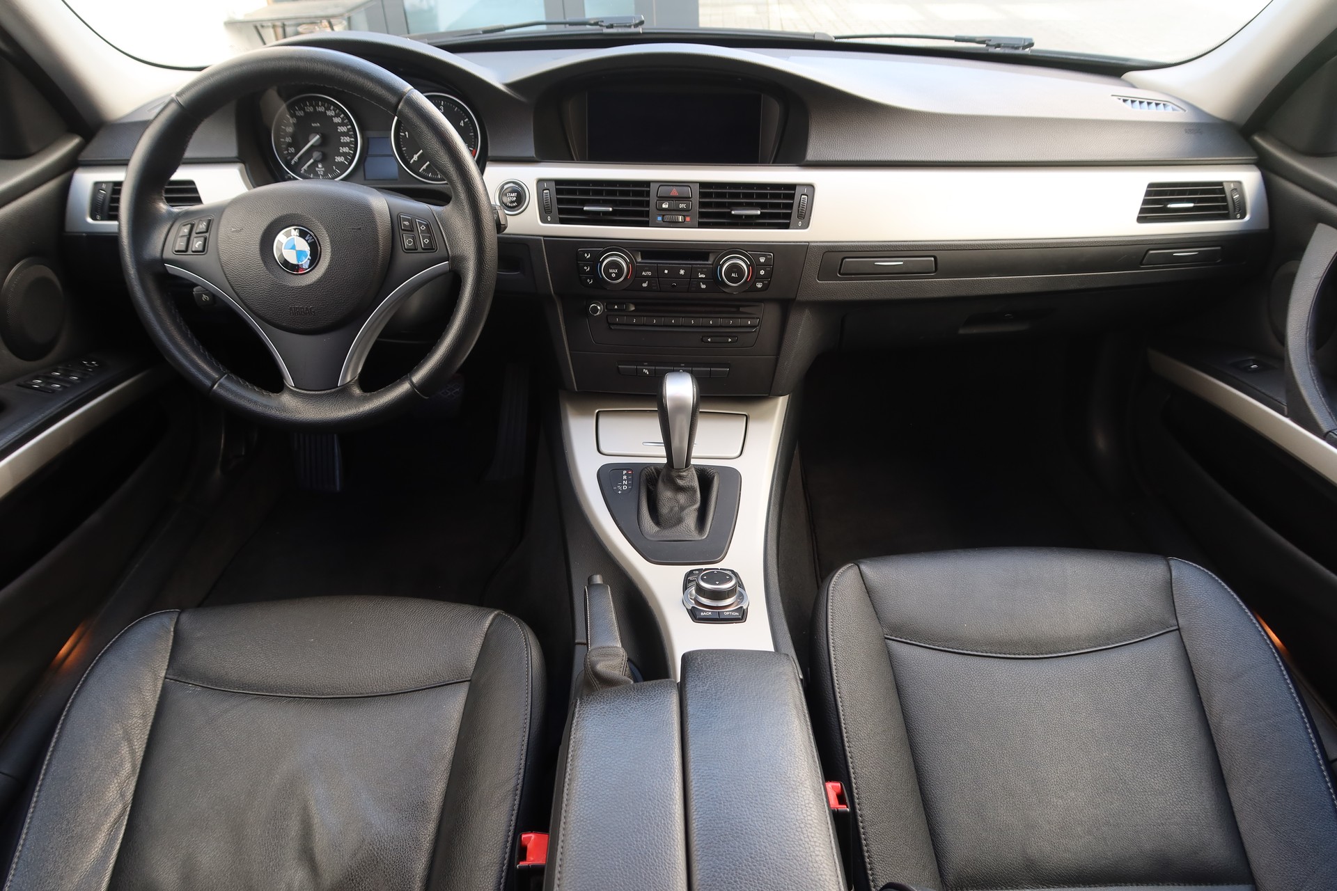 BMW 330d xDrive Touring-image-10