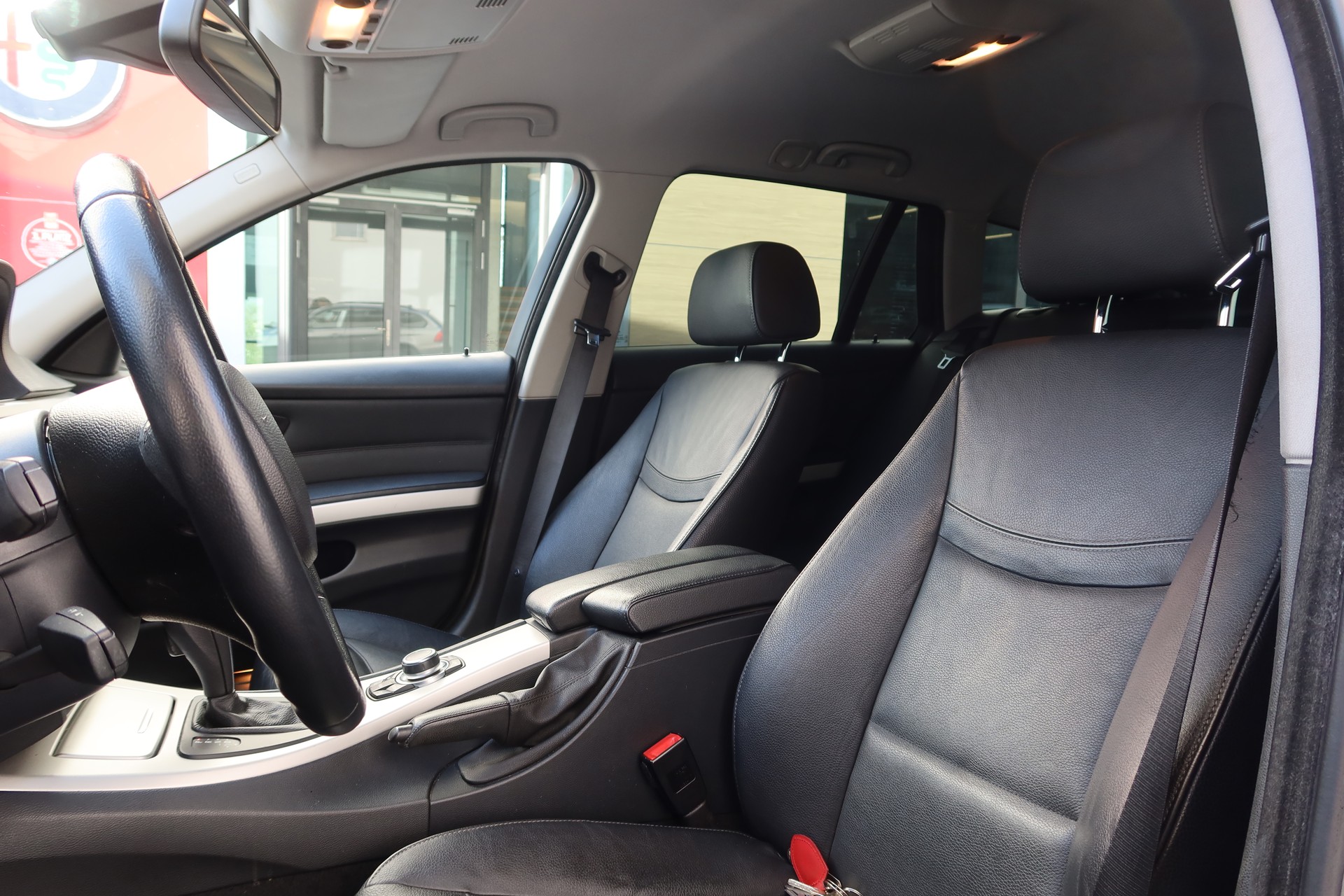 BMW 330d xDrive Touring-image-11
