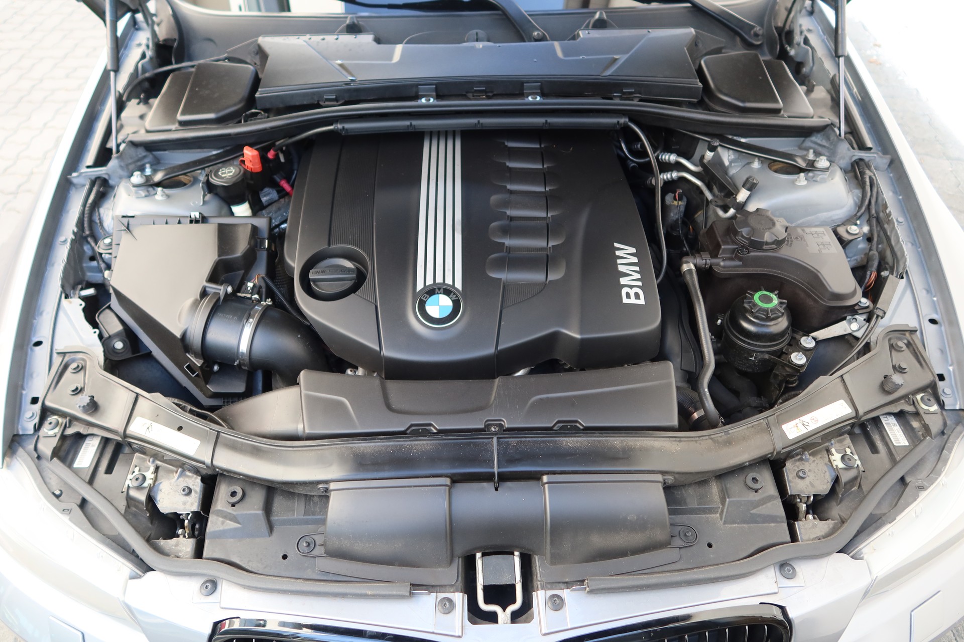 BMW 330d xDrive Touring-image-8