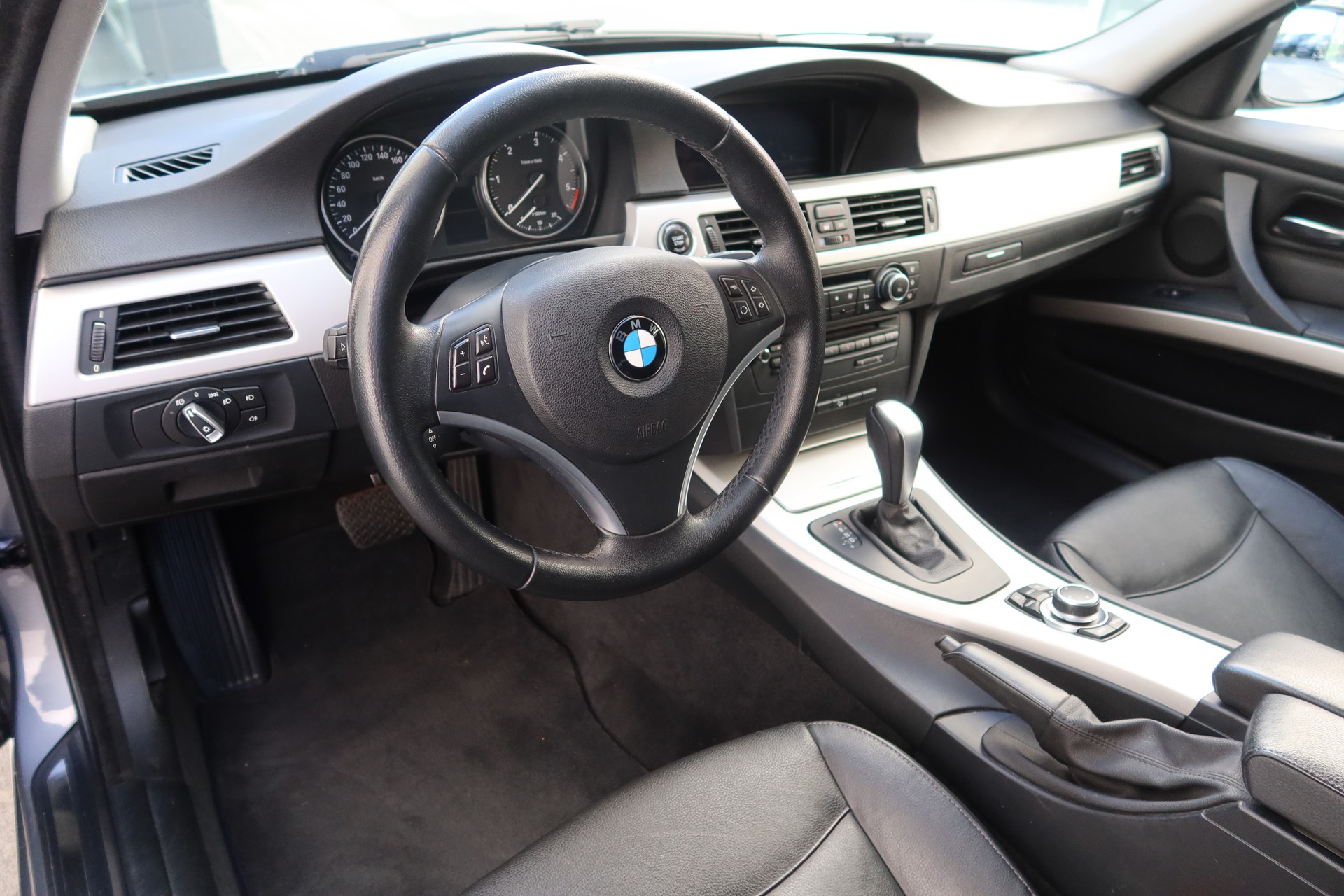 BMW 330d xDrive Touring-image-9