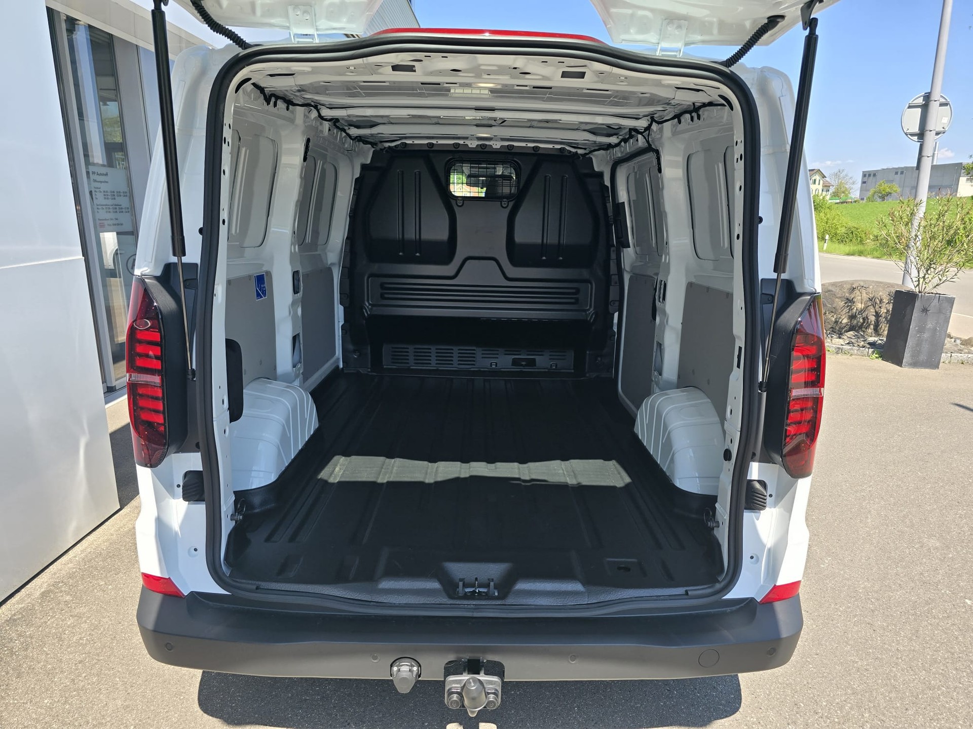 VW e-Transporter Plus 70 kWh-image-5
