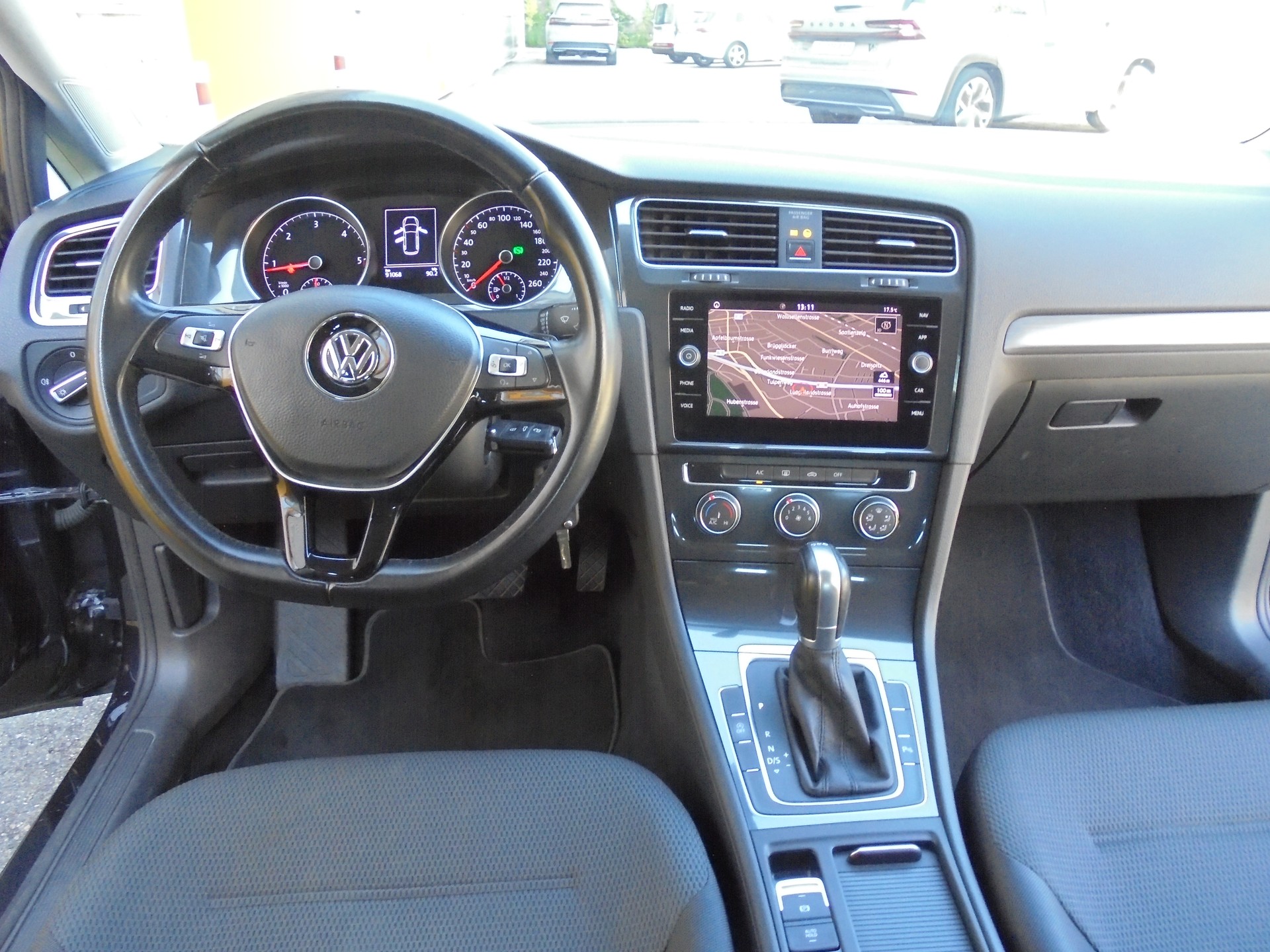 VW Golf Variant 2.0 TDI Comfortline DSG-image-8