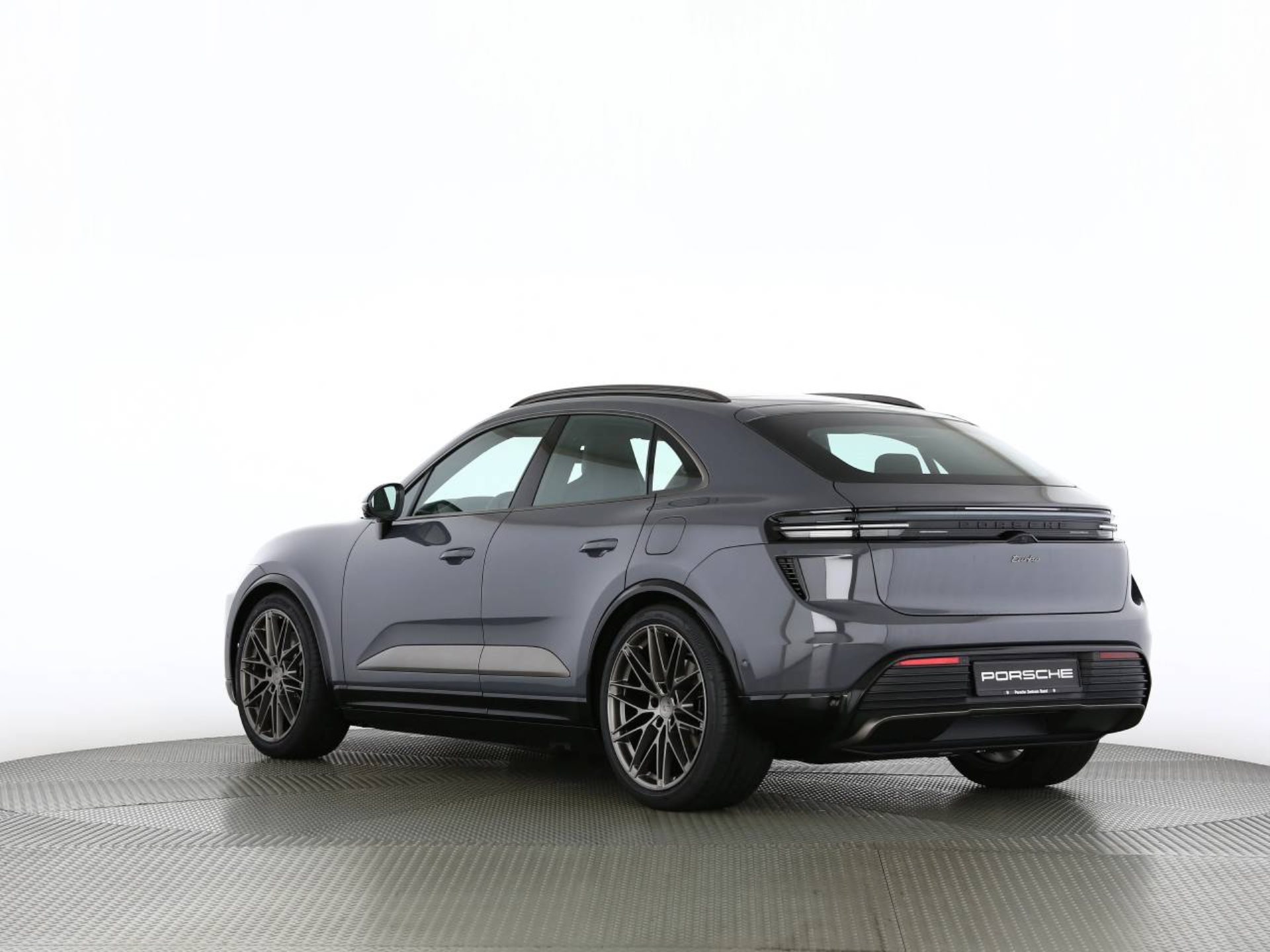 PORSCHE Macan Turbo-image-15