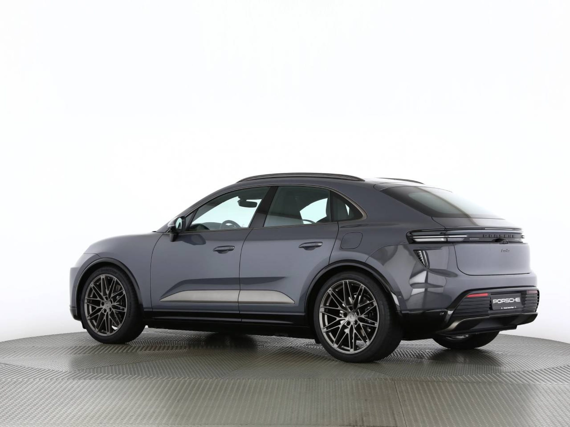 PORSCHE Macan Turbo-image-14