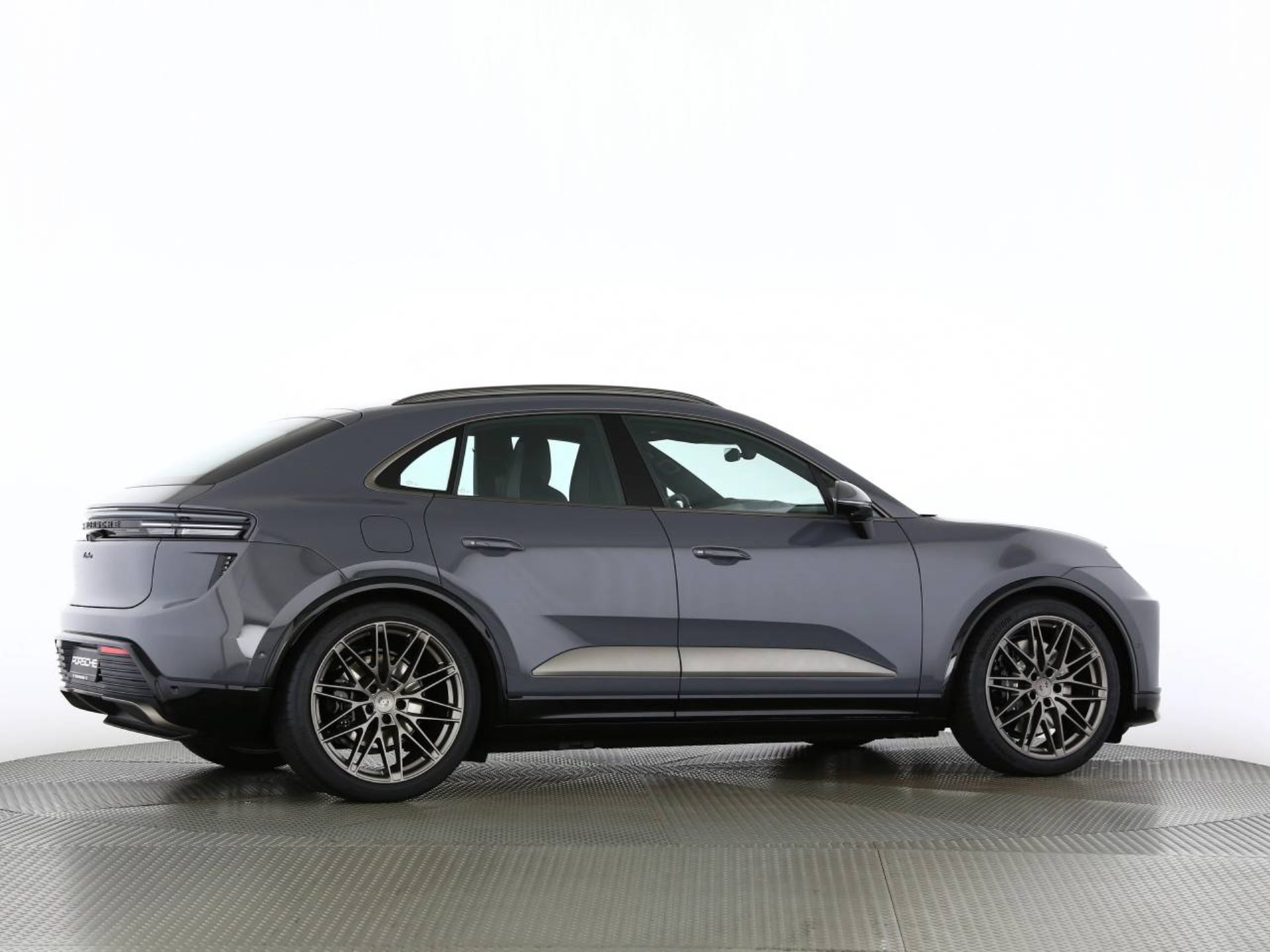 PORSCHE Macan Turbo-image-21