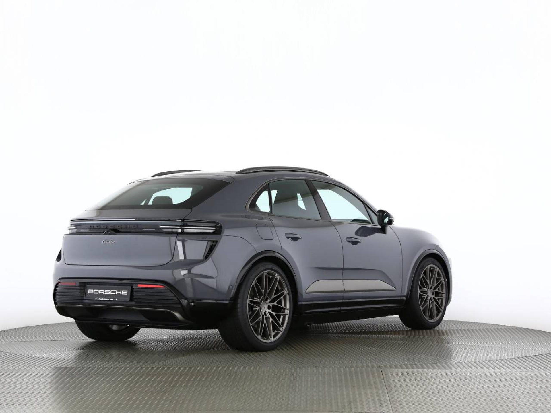 PORSCHE Macan Turbo-image-19