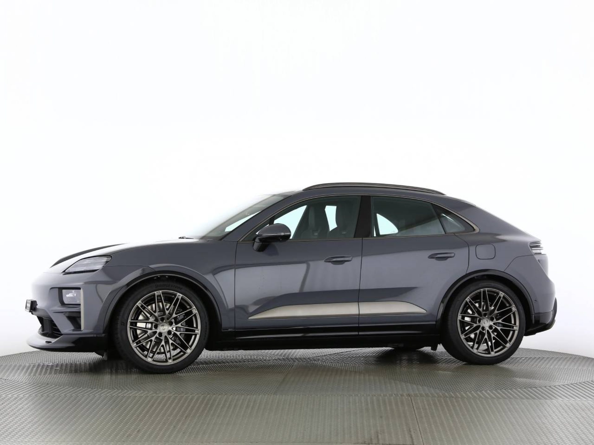 PORSCHE Macan Turbo-image-10