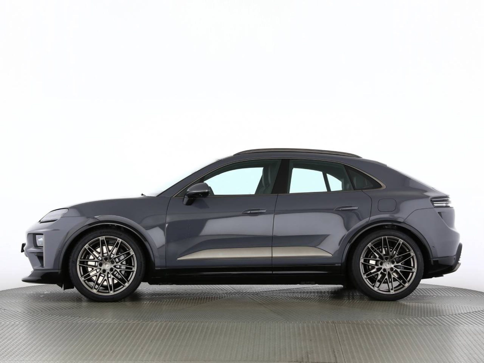 PORSCHE Macan Turbo-image-11