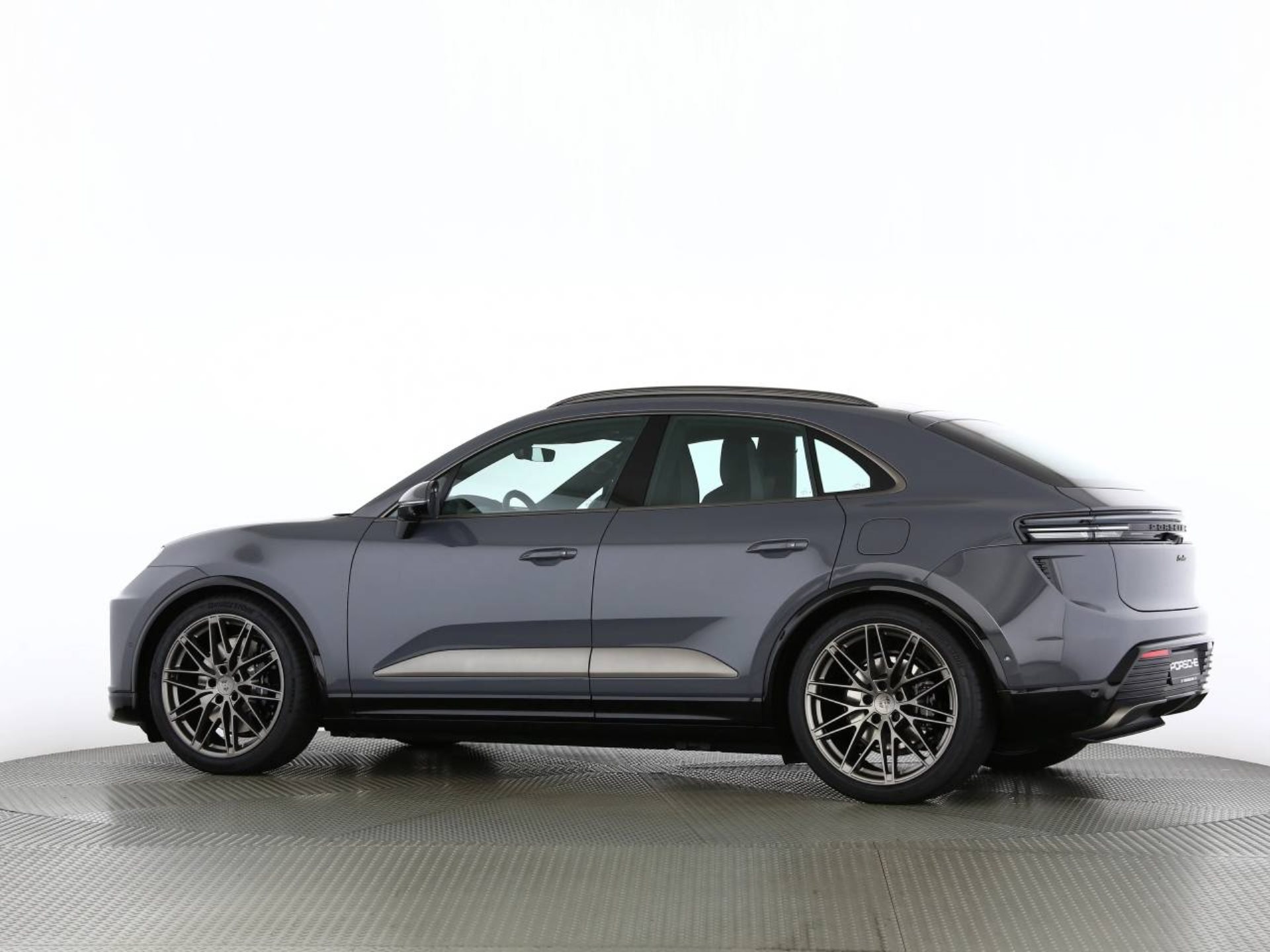 PORSCHE Macan Turbo-image-13