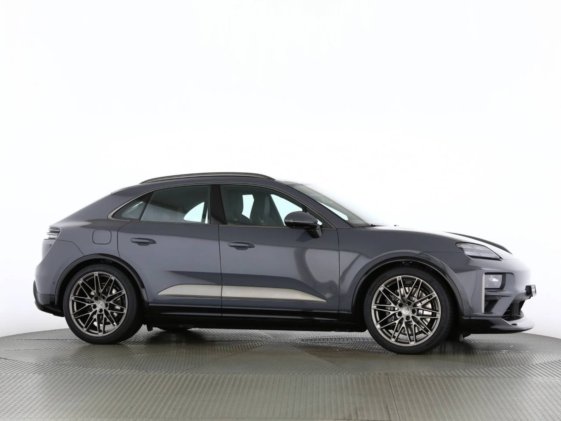 PORSCHE Macan Turbo-image-24