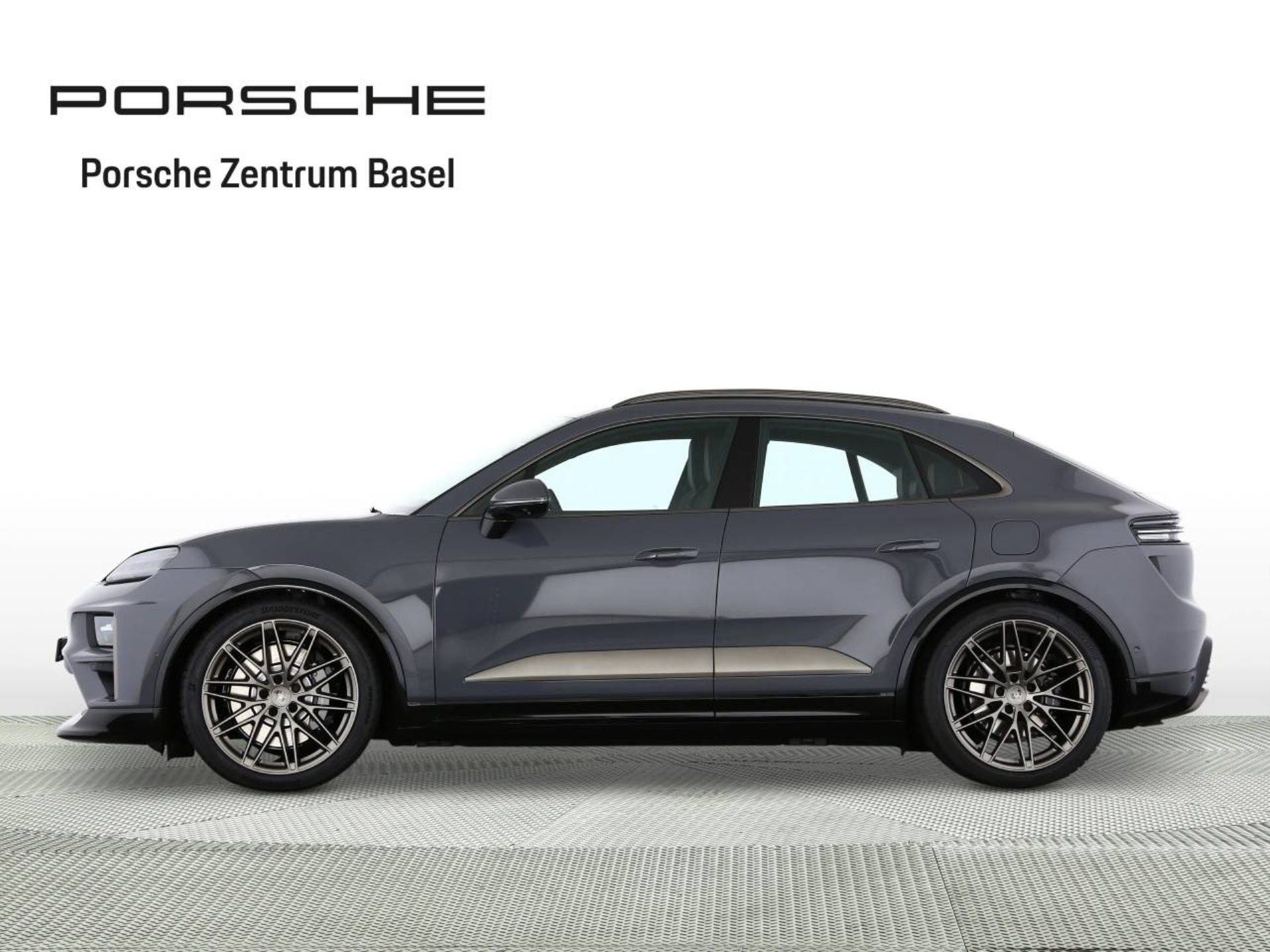 PORSCHE Macan Turbo-showroom-element-1