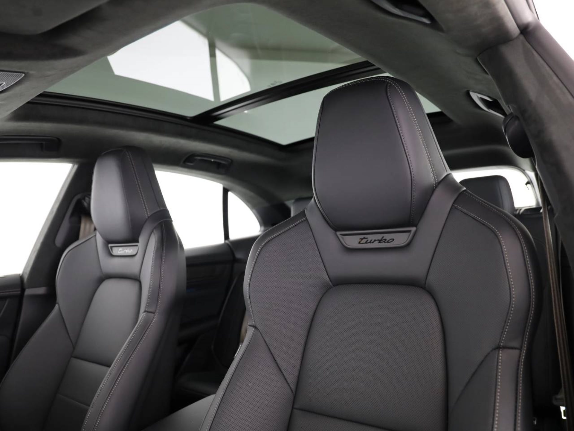 PORSCHE Macan Turbo-image-4