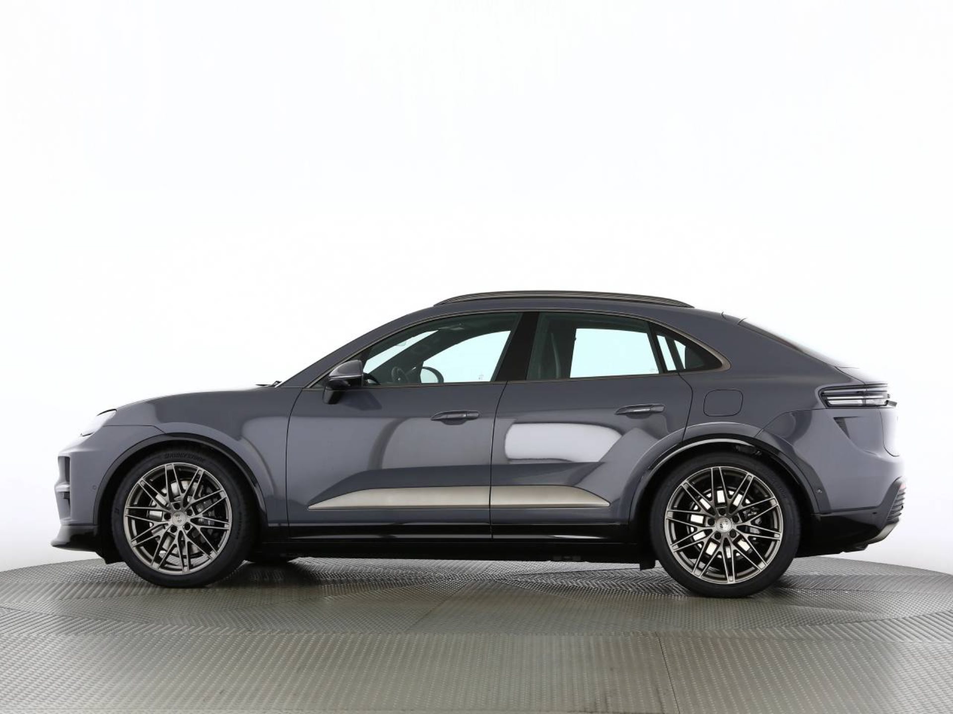 PORSCHE Macan Turbo-image-12