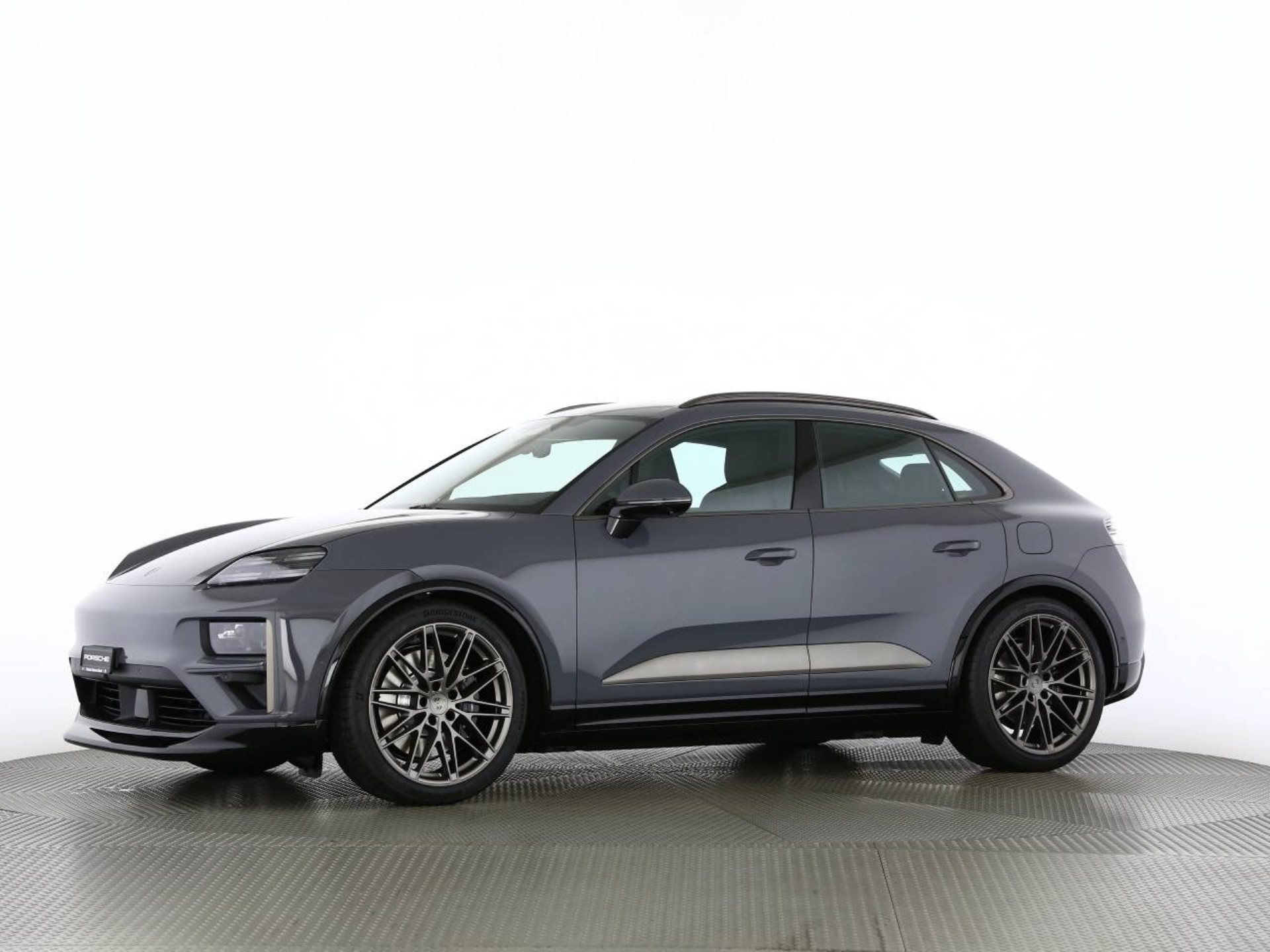 PORSCHE Macan Turbo-image-9