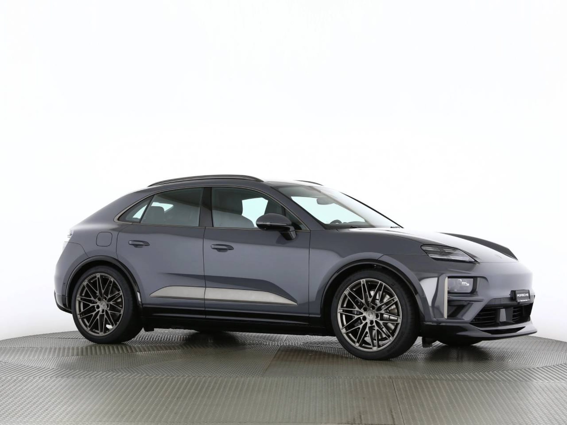 PORSCHE Macan Turbo-image-25