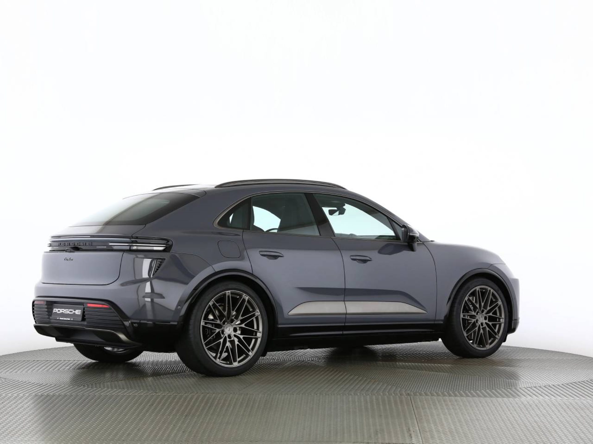 PORSCHE Macan Turbo-image-20