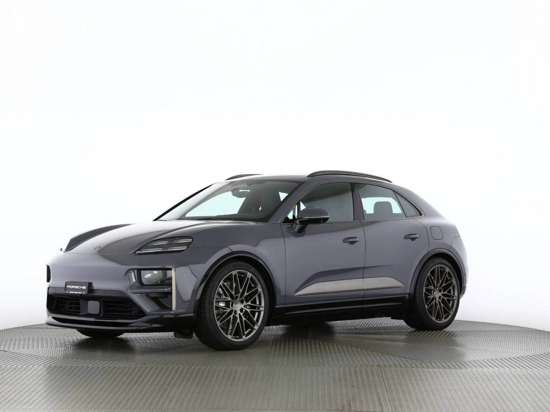 PORSCHE Macan Turbo-image-8