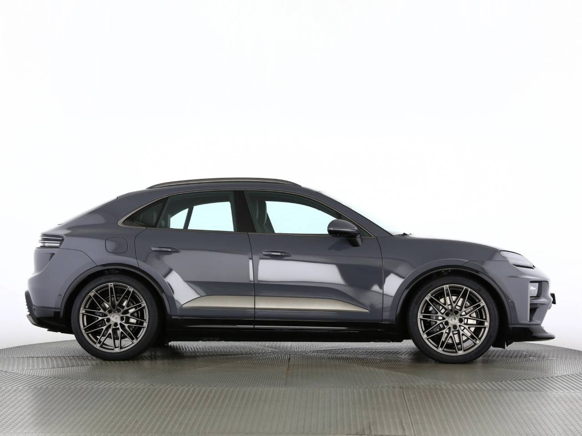 PORSCHE Macan Turbo-image-23