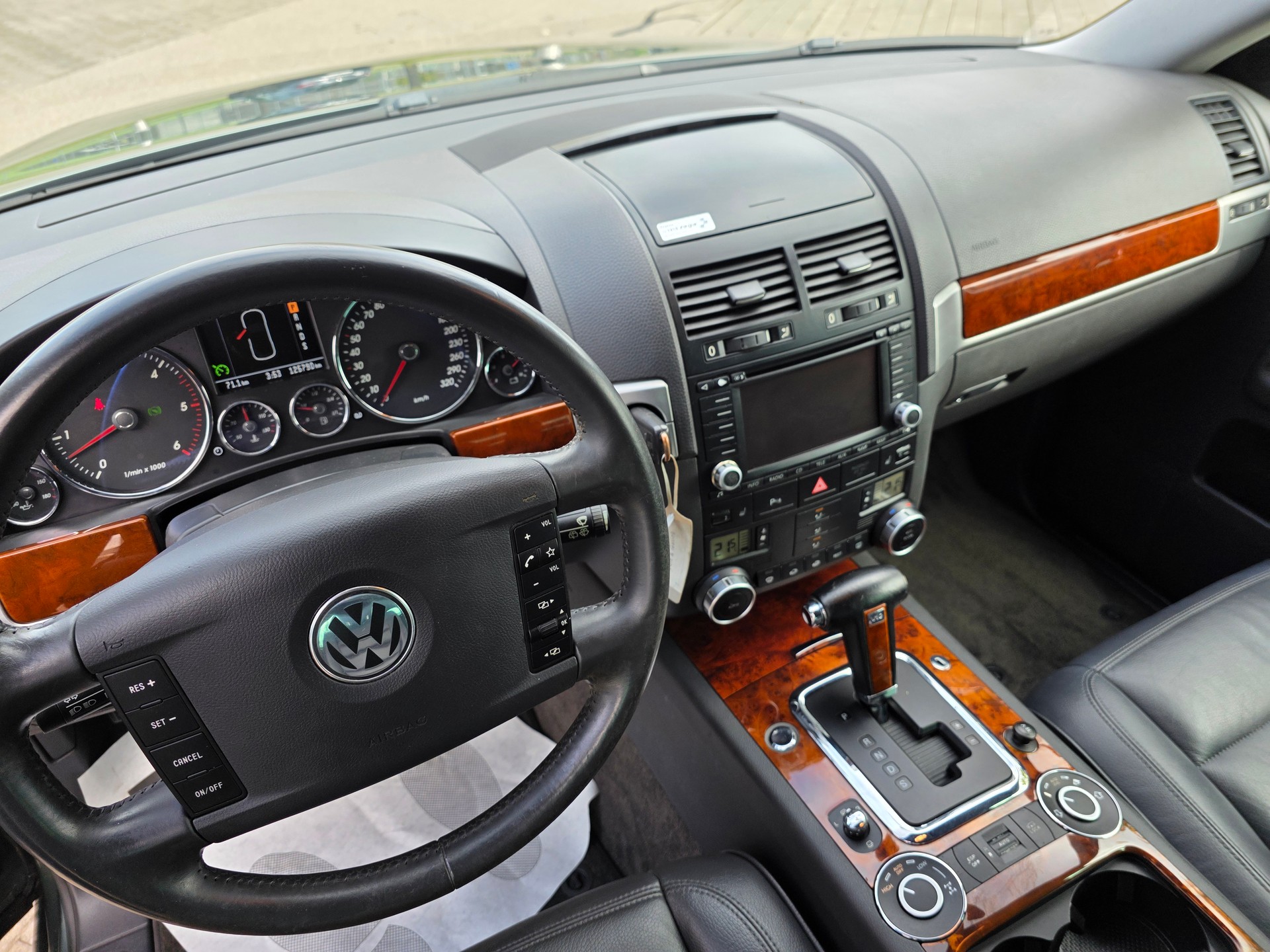 VW Touareg 5.0 TDI V10 Automatic-image-11