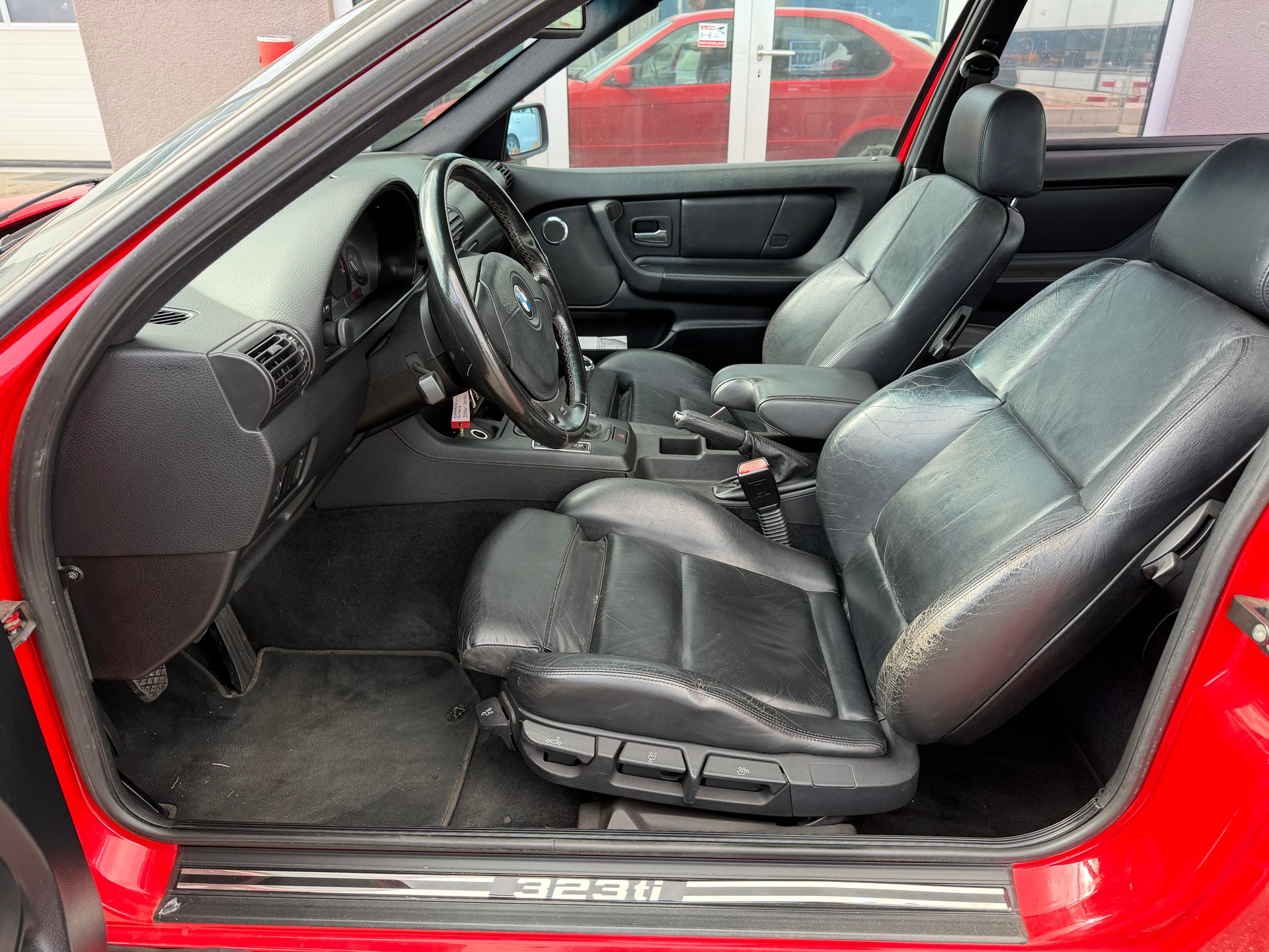 BMW 323ti Compact Sport-image-8