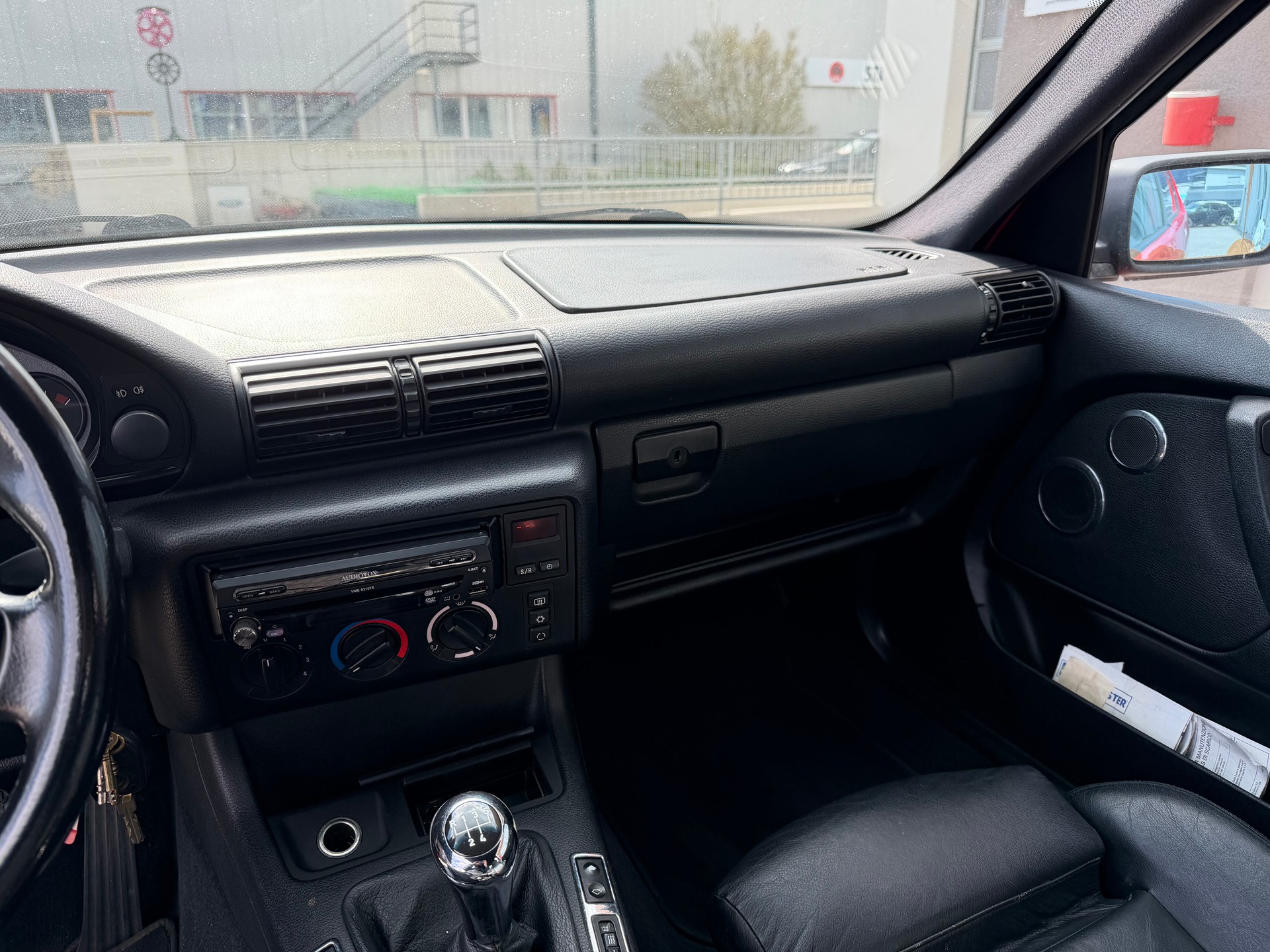BMW 323ti Compact Sport-image-11