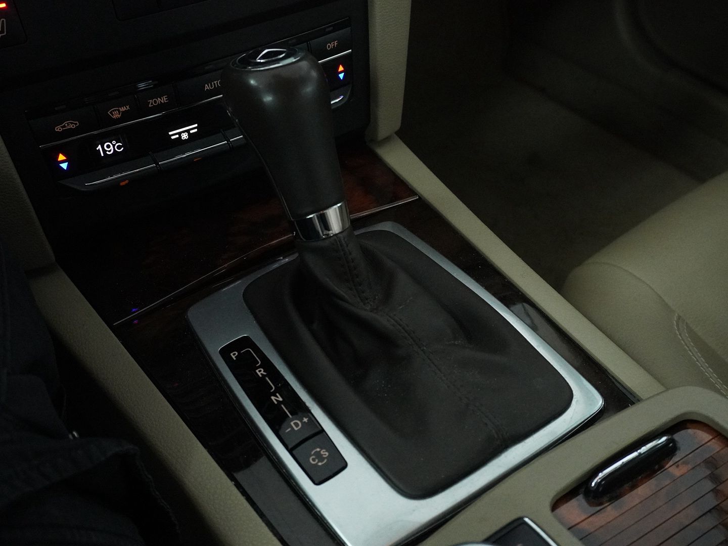 MERCEDES-BENZ E 350 CGI BlueEfficiency 7G-Tronic-image-9
