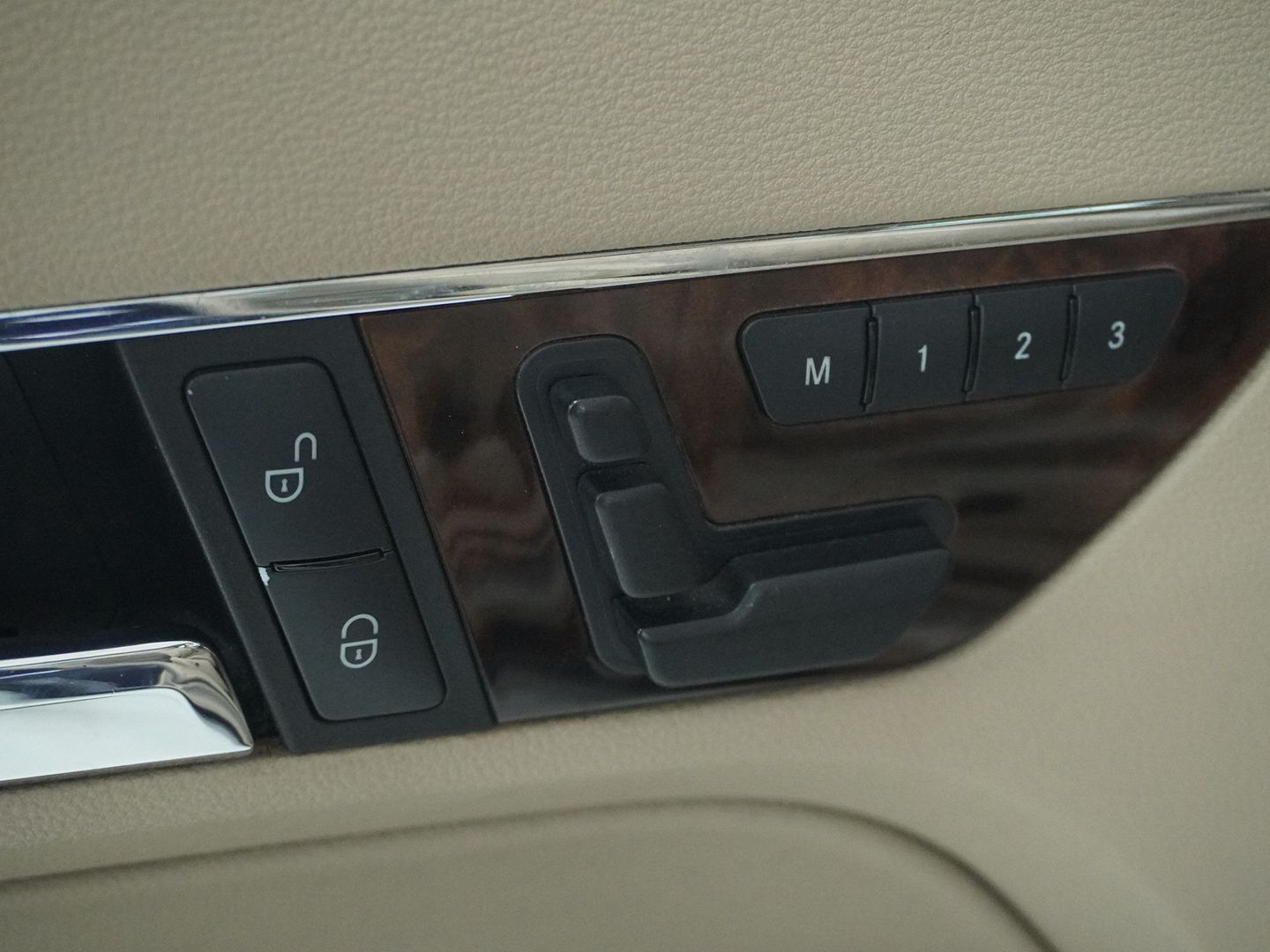 MERCEDES-BENZ E 350 CGI BlueEfficiency 7G-Tronic-image-7