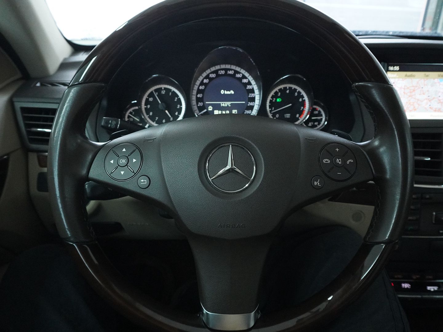 MERCEDES-BENZ E 350 CGI BlueEfficiency 7G-Tronic-image-6