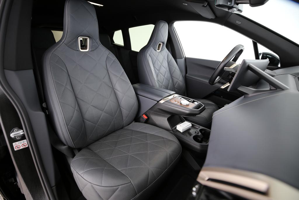 BMW iX M60-image-13
