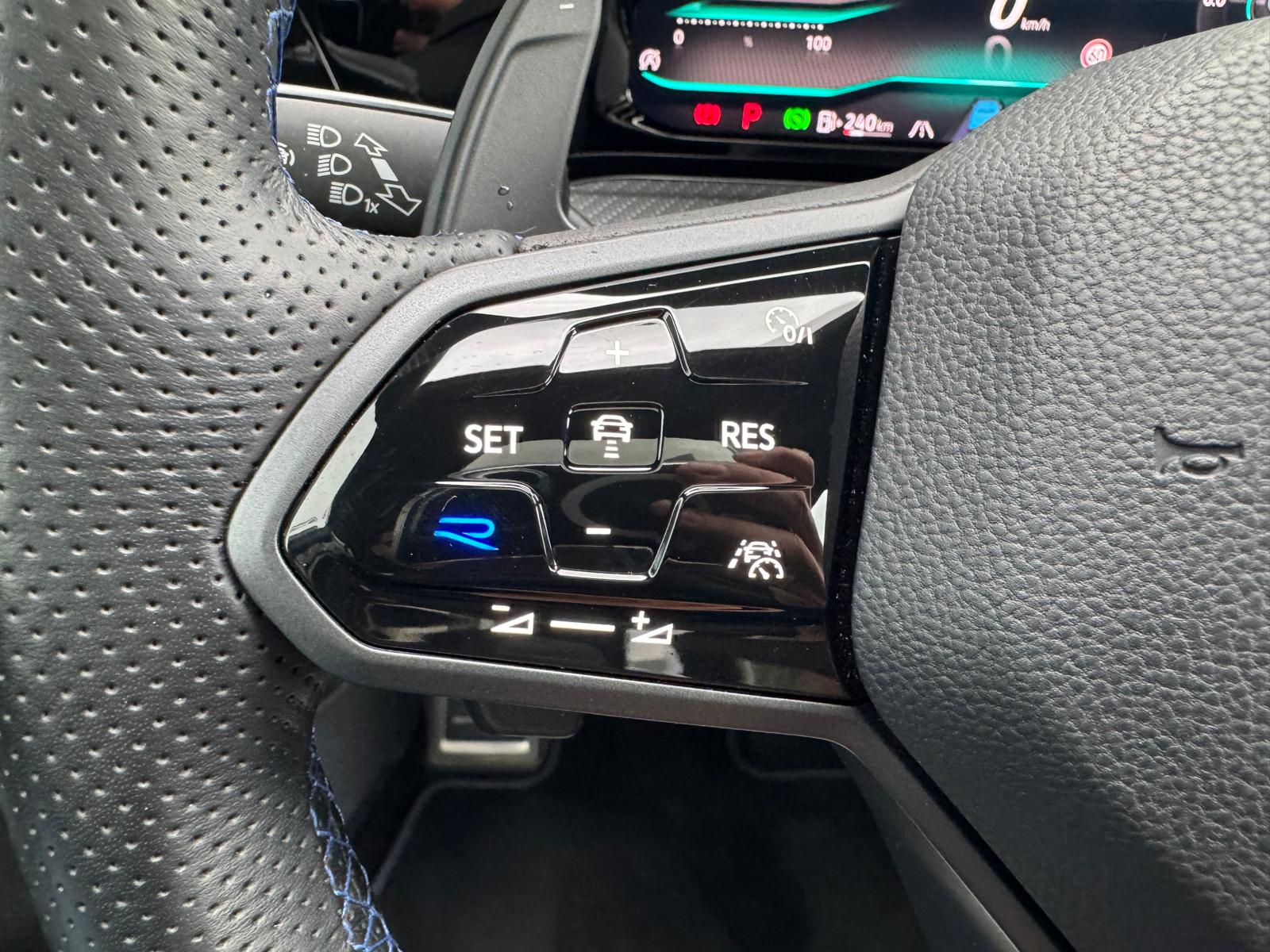 VW Golf Variant 2.0 TSI R DSG 4Motion-image-10