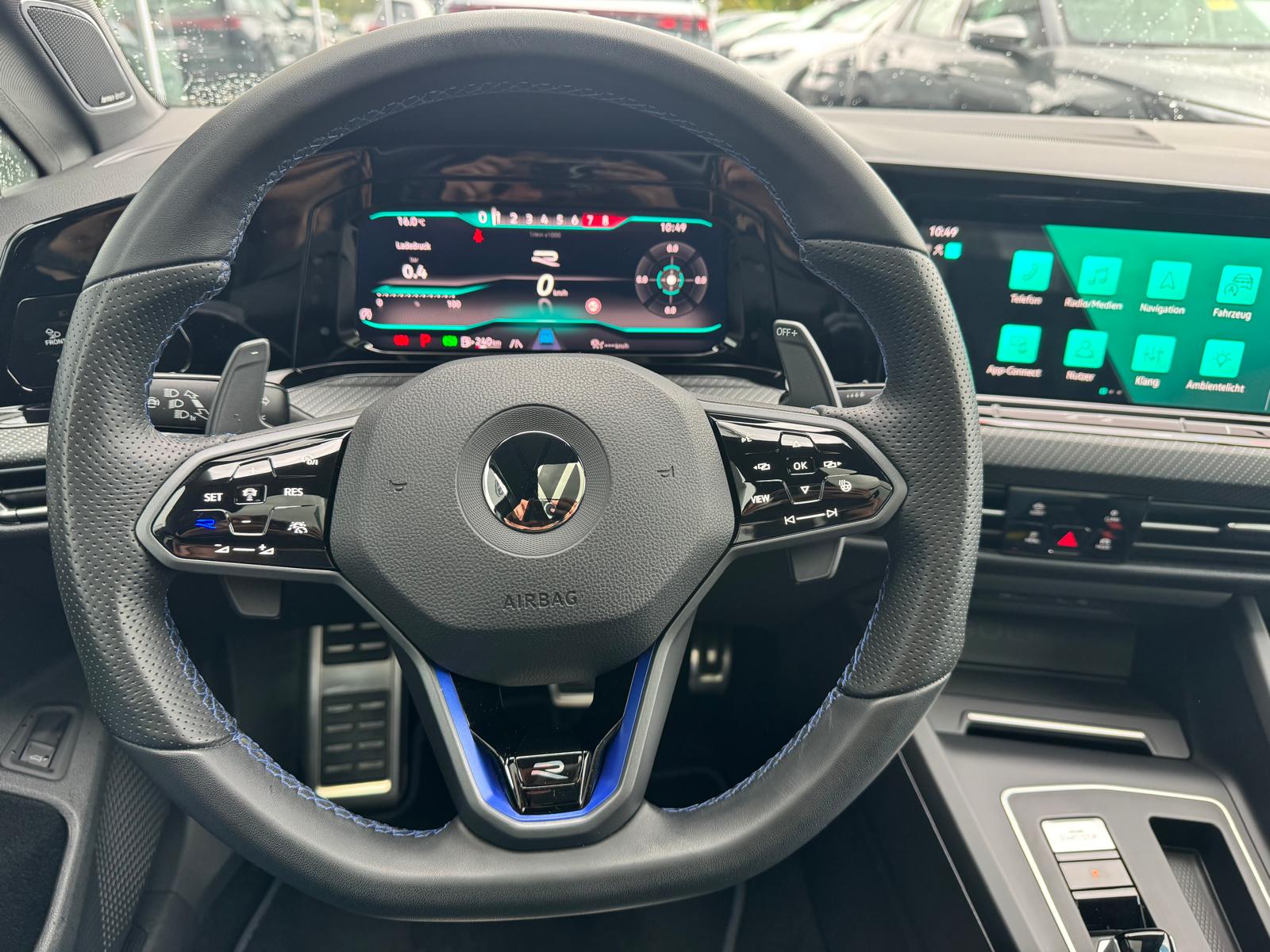 VW Golf Variant 2.0 TSI R DSG 4Motion-image-11