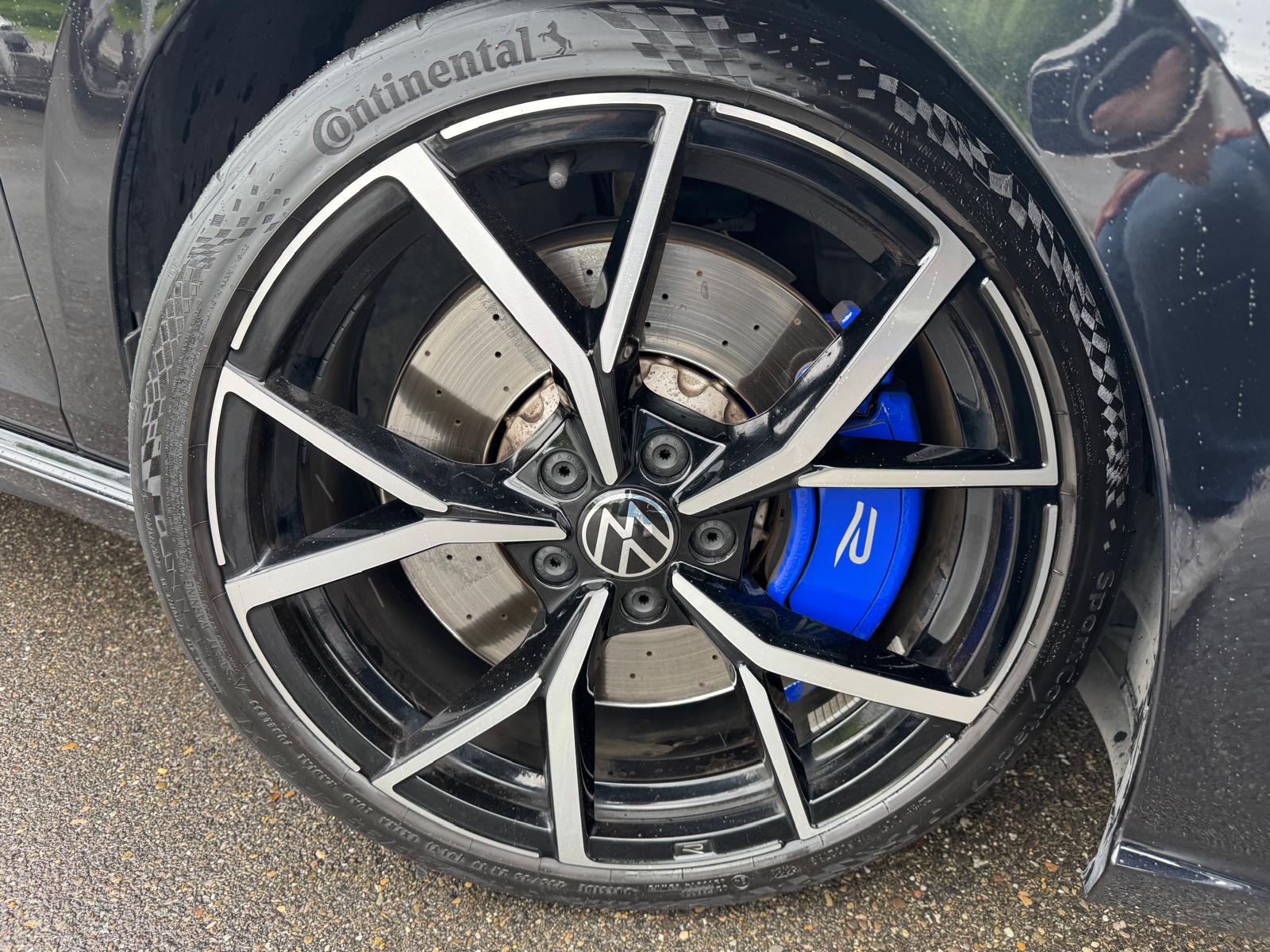 VW Golf Variant 2.0 TSI R DSG 4Motion-image-2