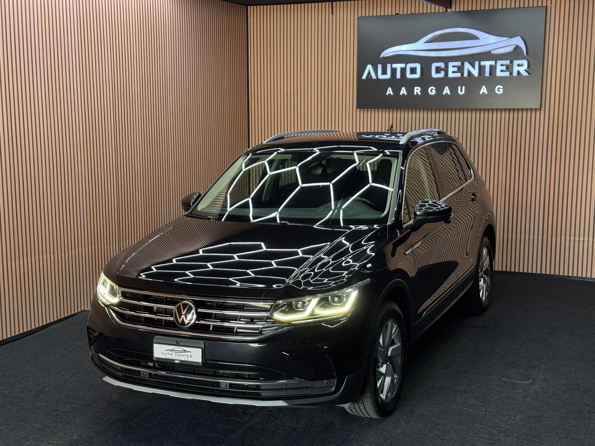 VW Tiguan 2.0 TDI SCR Elegance DSG | 1 Jahr Garantie | Facelift | *ab CHF 229.-/ Monat*-image-2