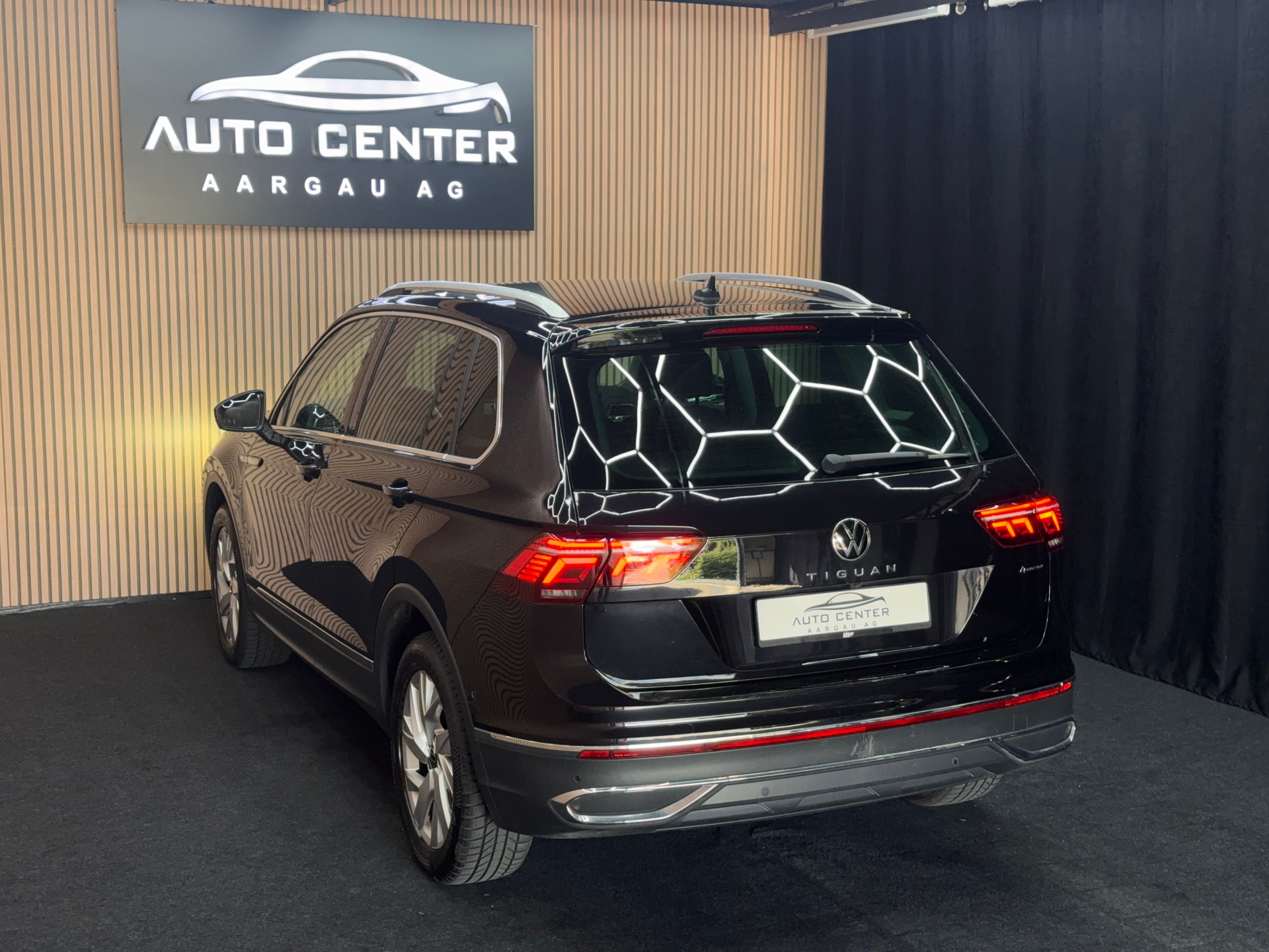 VW Tiguan 2.0 TDI SCR Elegance DSG | 1 Jahr Garantie | Facelift | *ab CHF 229.-/ Monat*-image-3