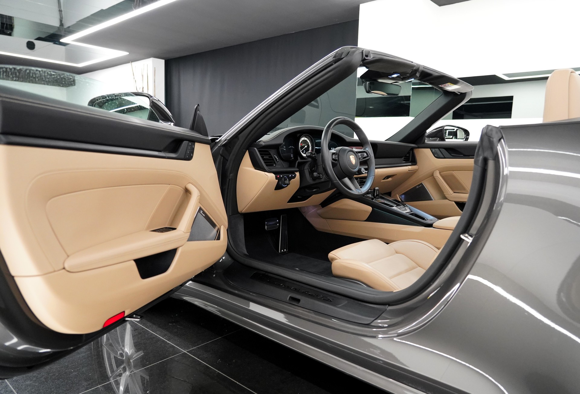 PORSCHE 911 Carrera 4 GTS Cabr.-image-6