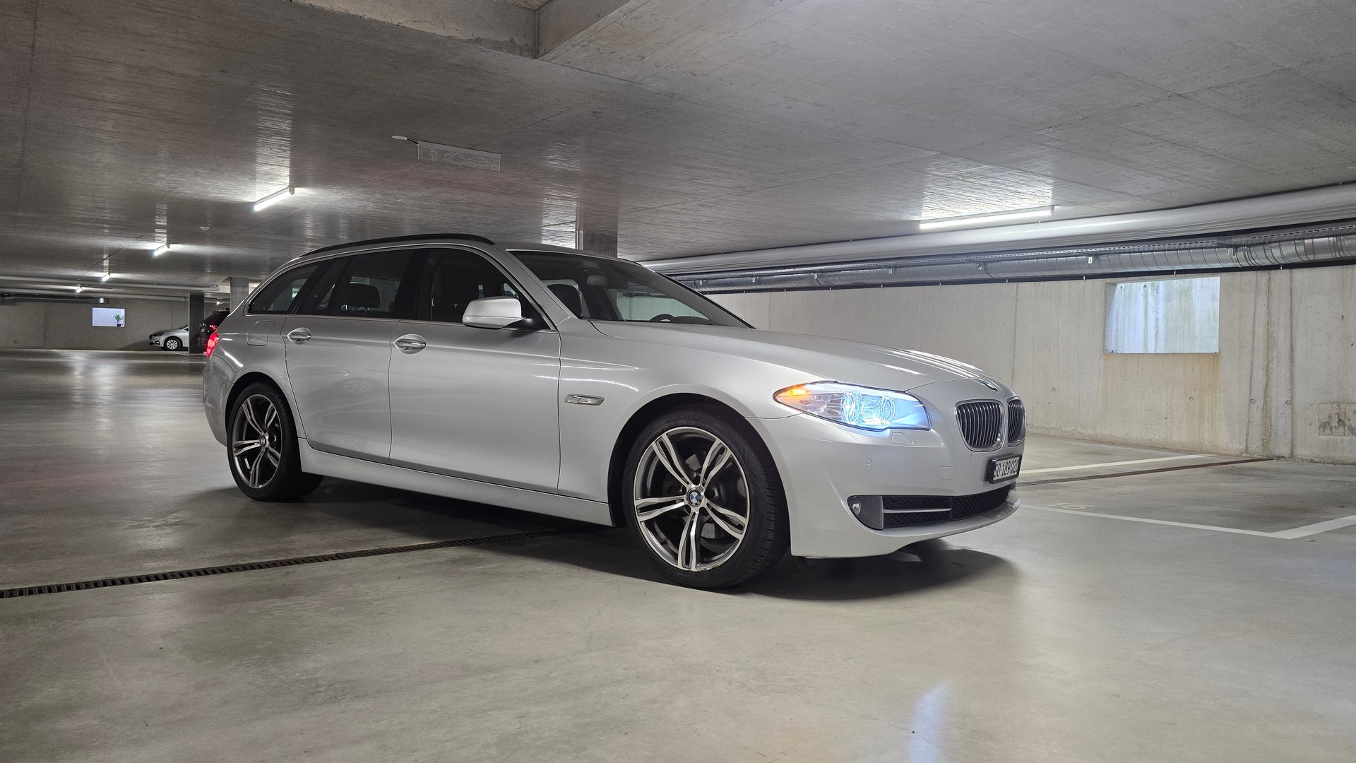 BMW 523i-image-1