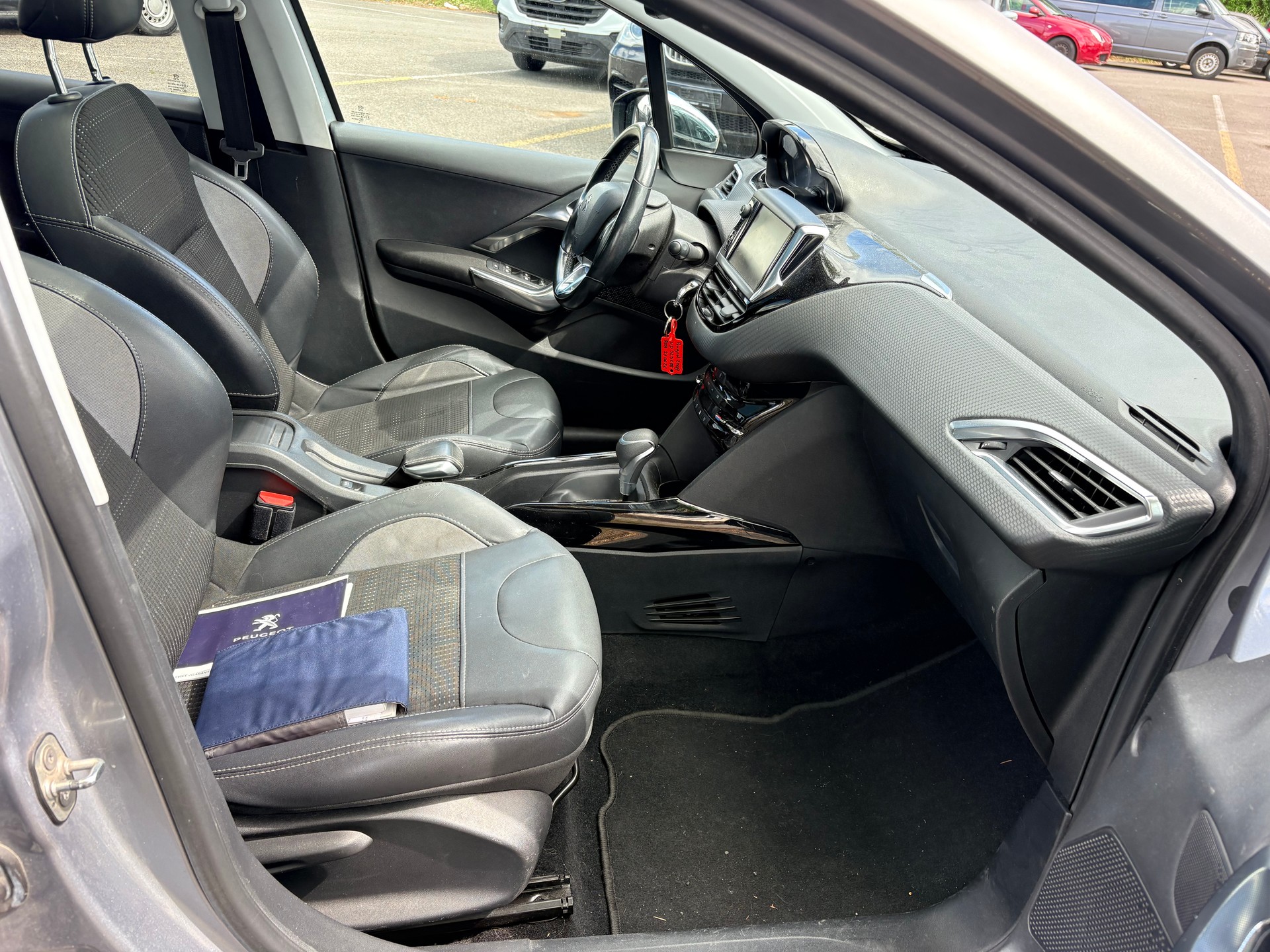 PEUGEOT 2008 1.2 PureTech Allure EAT6-image-4