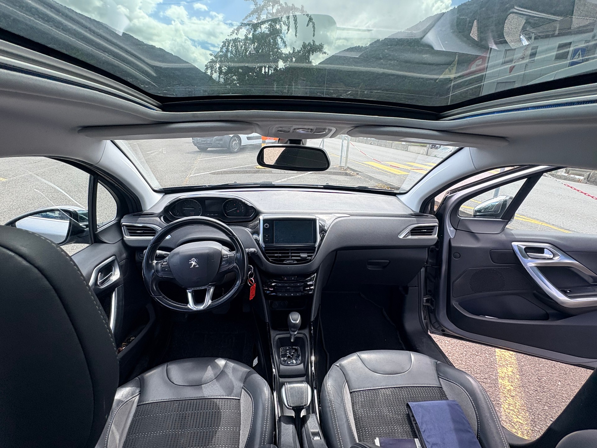 PEUGEOT 2008 1.2 PureTech Allure EAT6-image-5