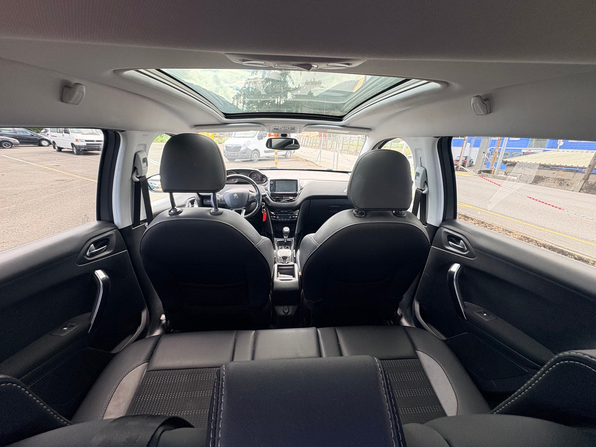 PEUGEOT 2008 1.2 PureTech Allure EAT6-image-6