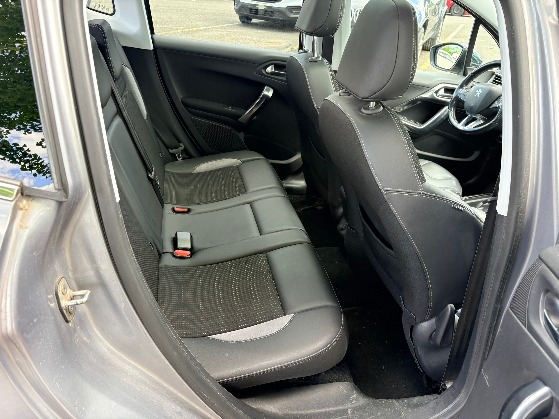 PEUGEOT 2008 1.2 PureTech Allure EAT6-image-7