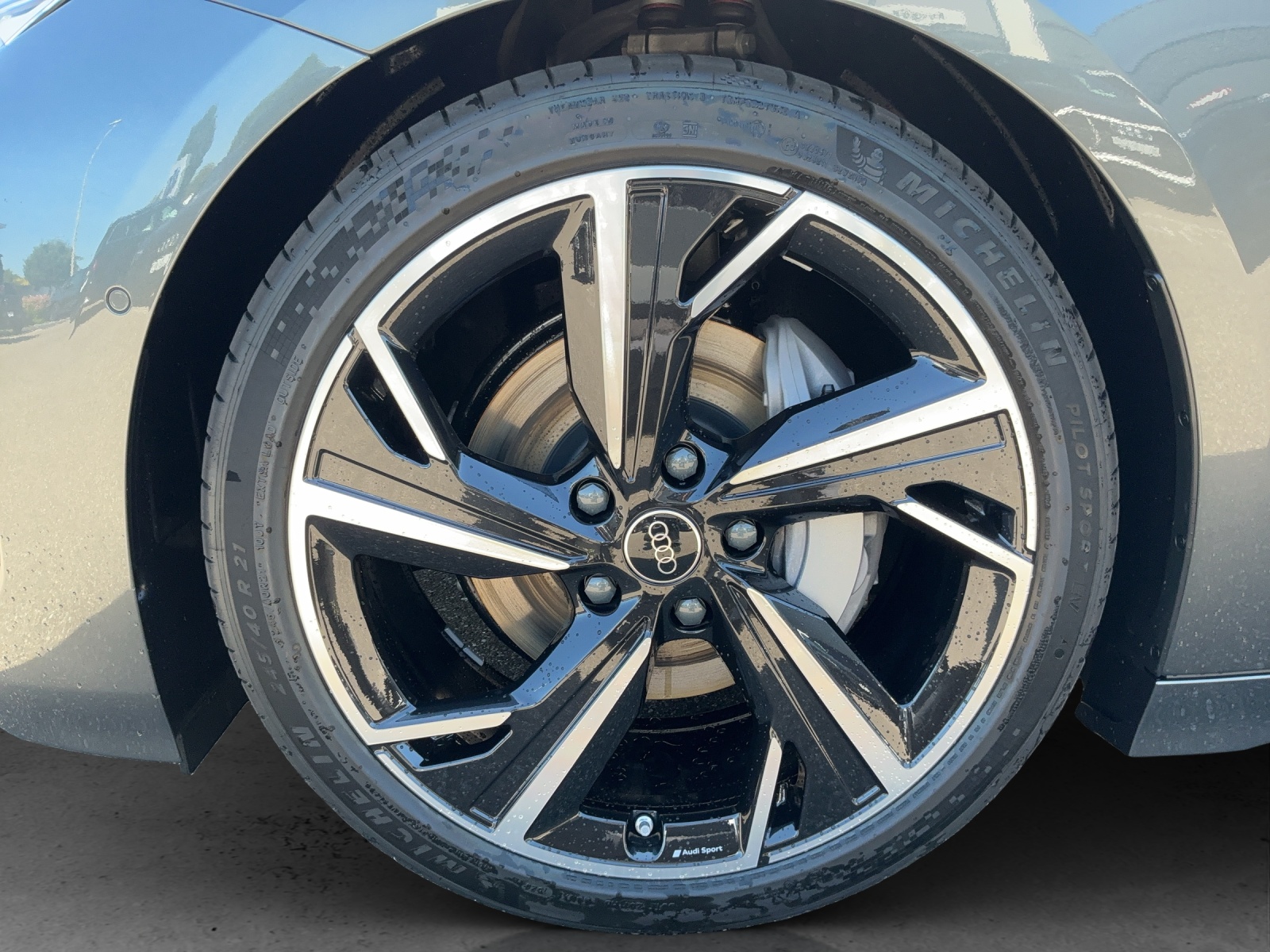 AUDI A6 Avant e-tron quattro-image-12