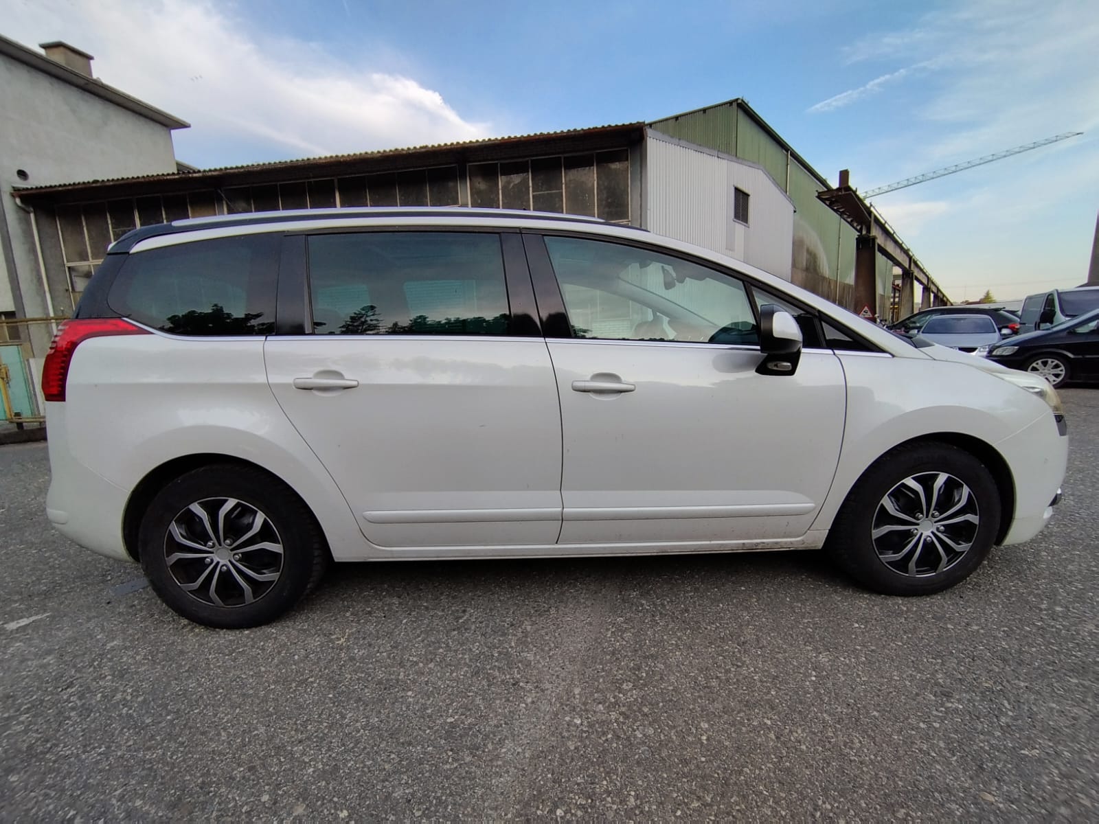 PEUGEOT 5008 2.0 HDI Business Automatic-image-5
