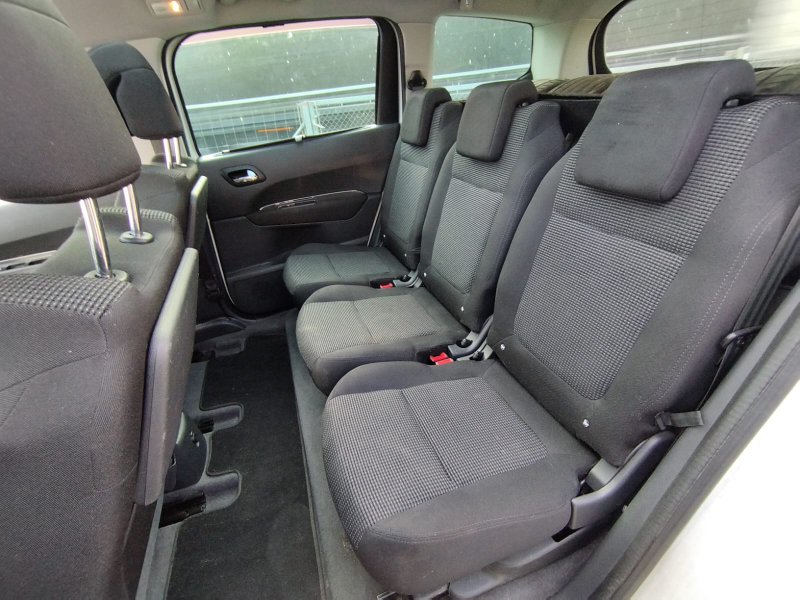 PEUGEOT 5008 2.0 HDI Business Automatic-image-10