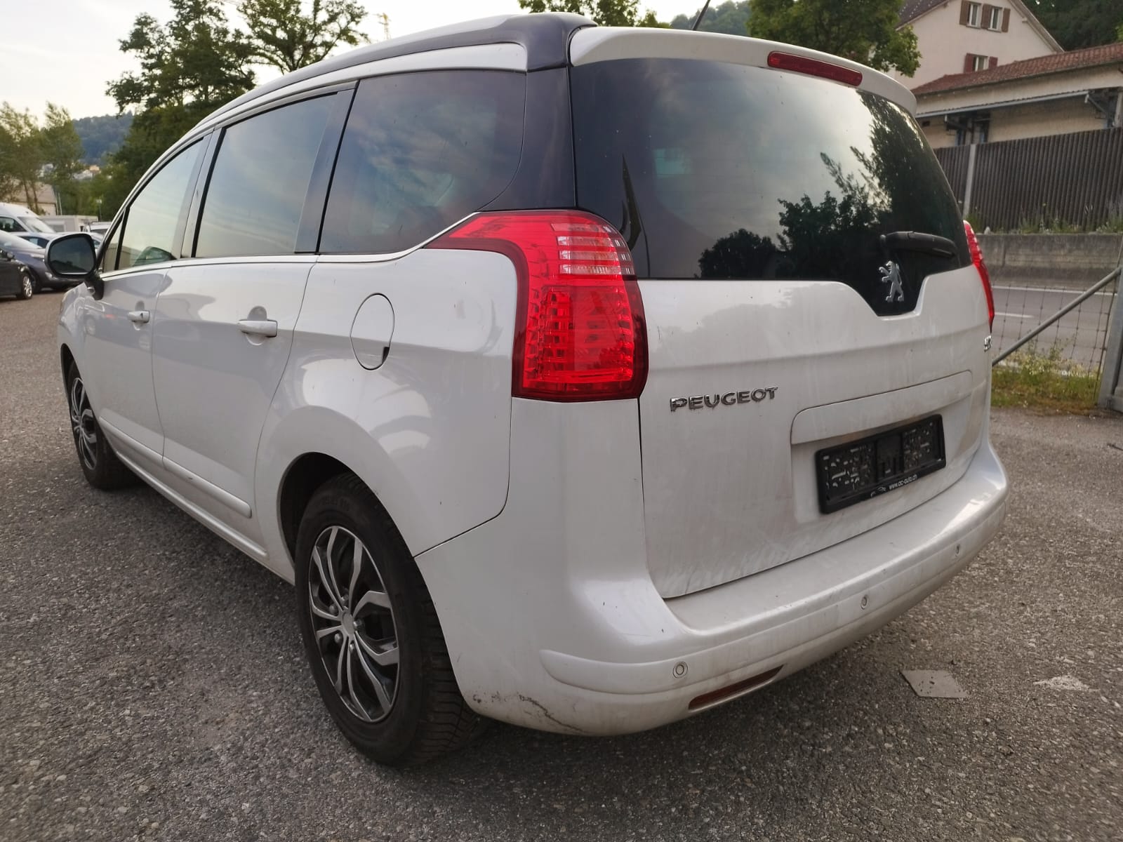 PEUGEOT 5008 2.0 HDI Business Automatic-image-1