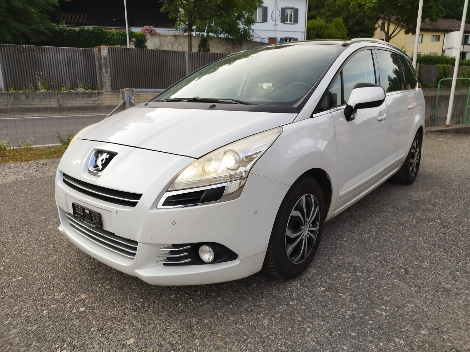 PEUGEOT 5008 2.0 HDI Business Automatic-image-0