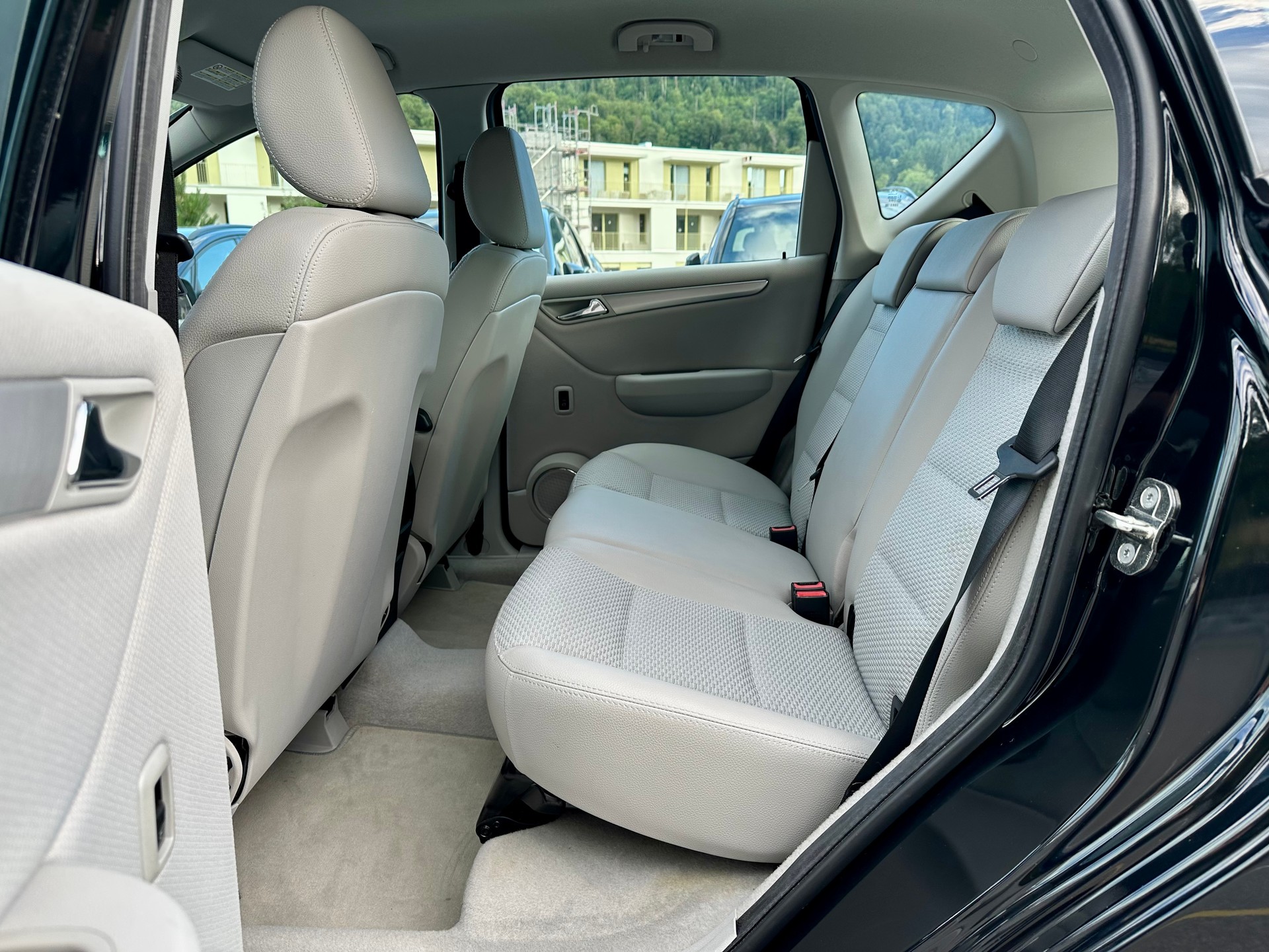 MERCEDES-BENZ A 180 Avantgarde Selection Autotronic-image-16